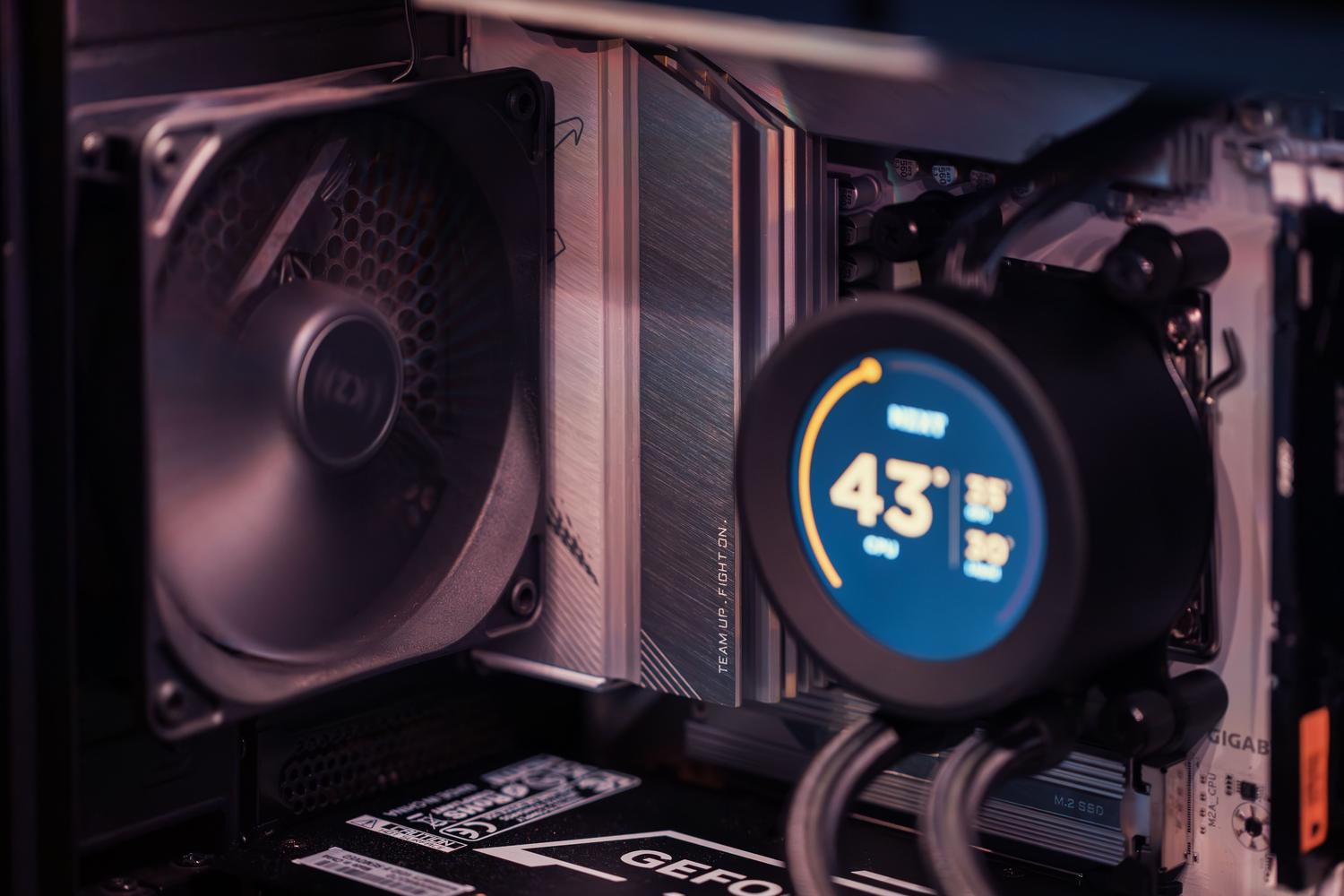 Interior de un PC gaming de alto rendimiento con sistema de refrigeración líquida y ventiladores.