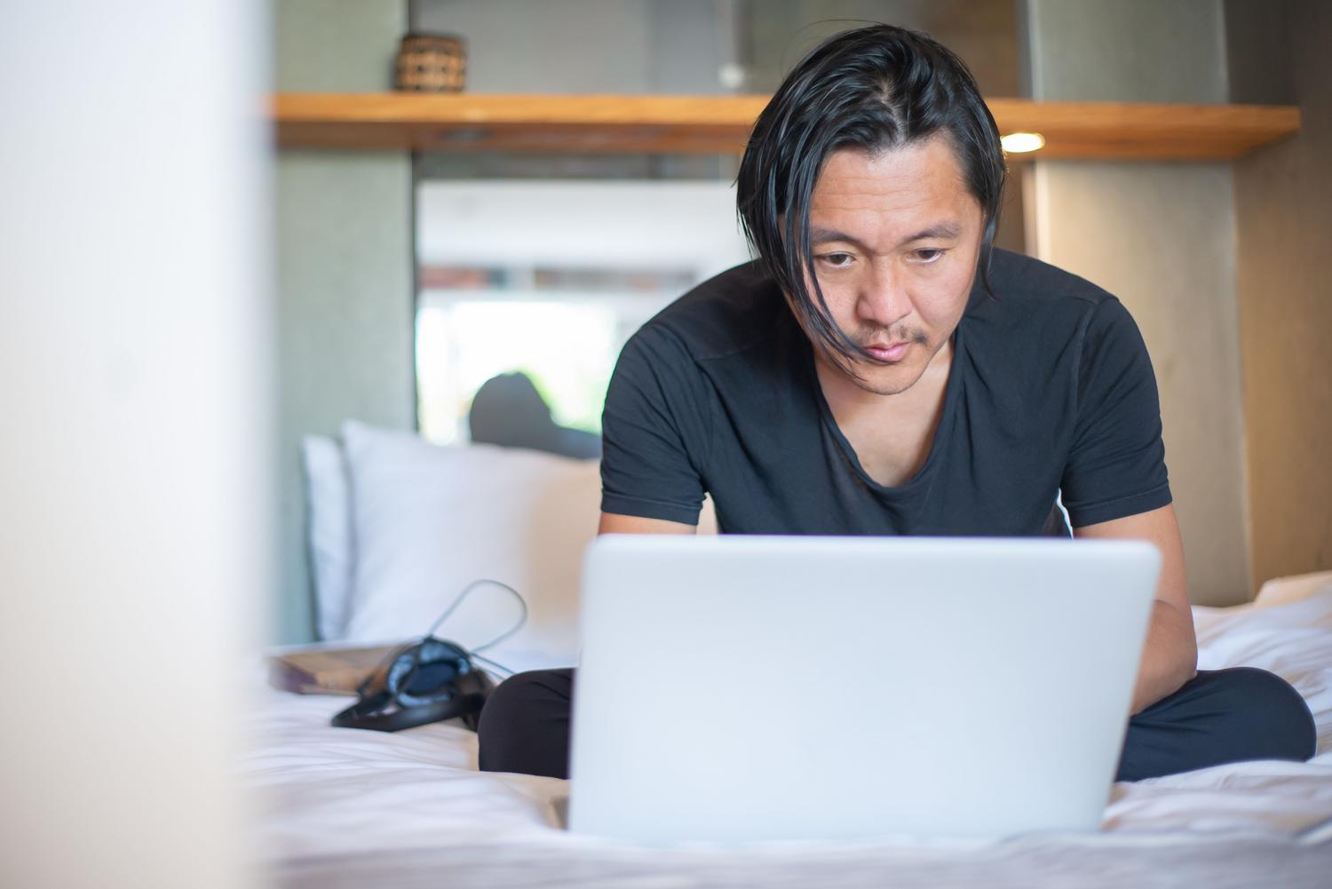 Un profesional autónomo trabajando concentrado en su ordenador portátil desde su oficina en casa, representando la flexibilidad del freelancer.