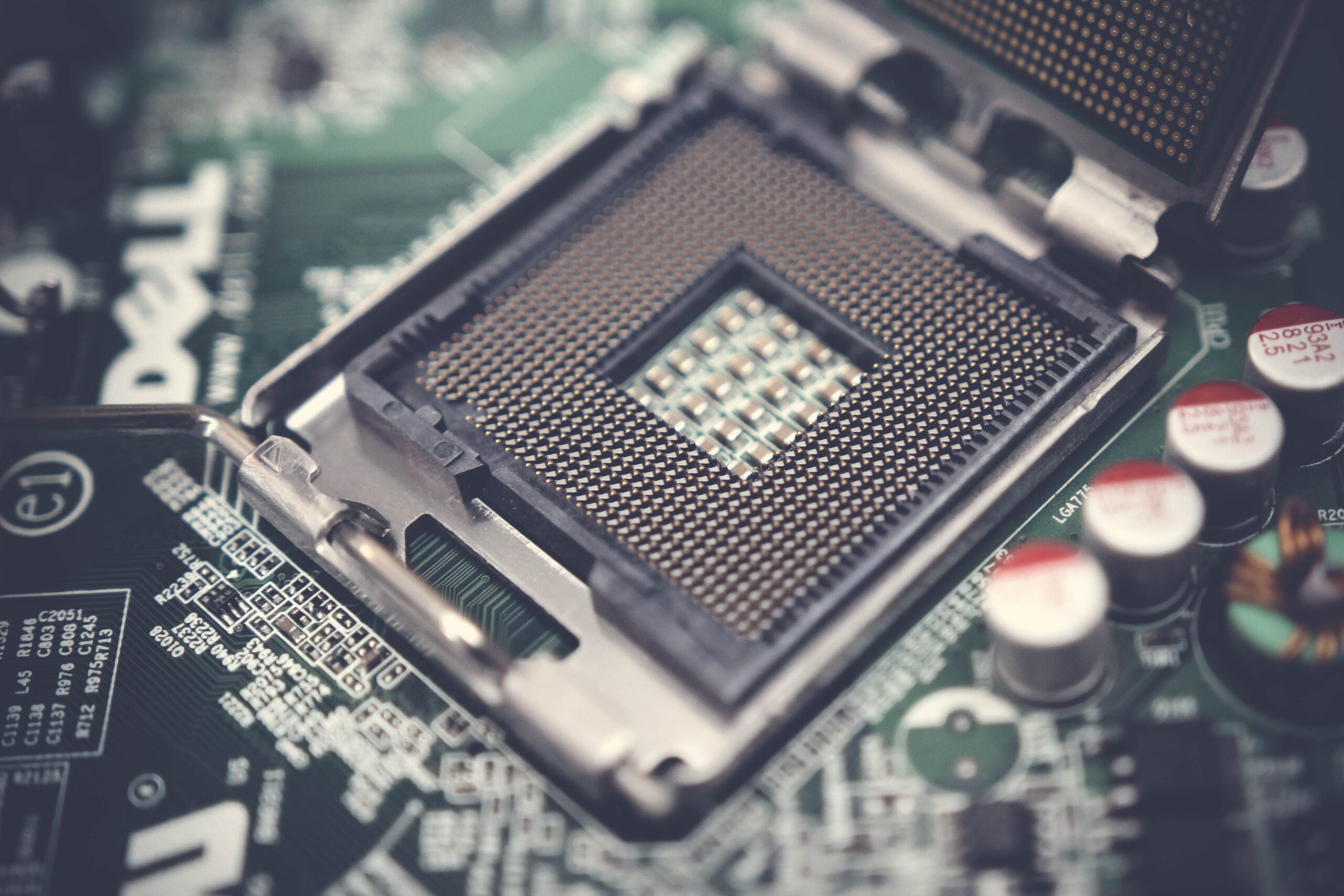 Detalle del zócalo de la CPU en una placa base, donde se gestiona la comunicación del chipset.
