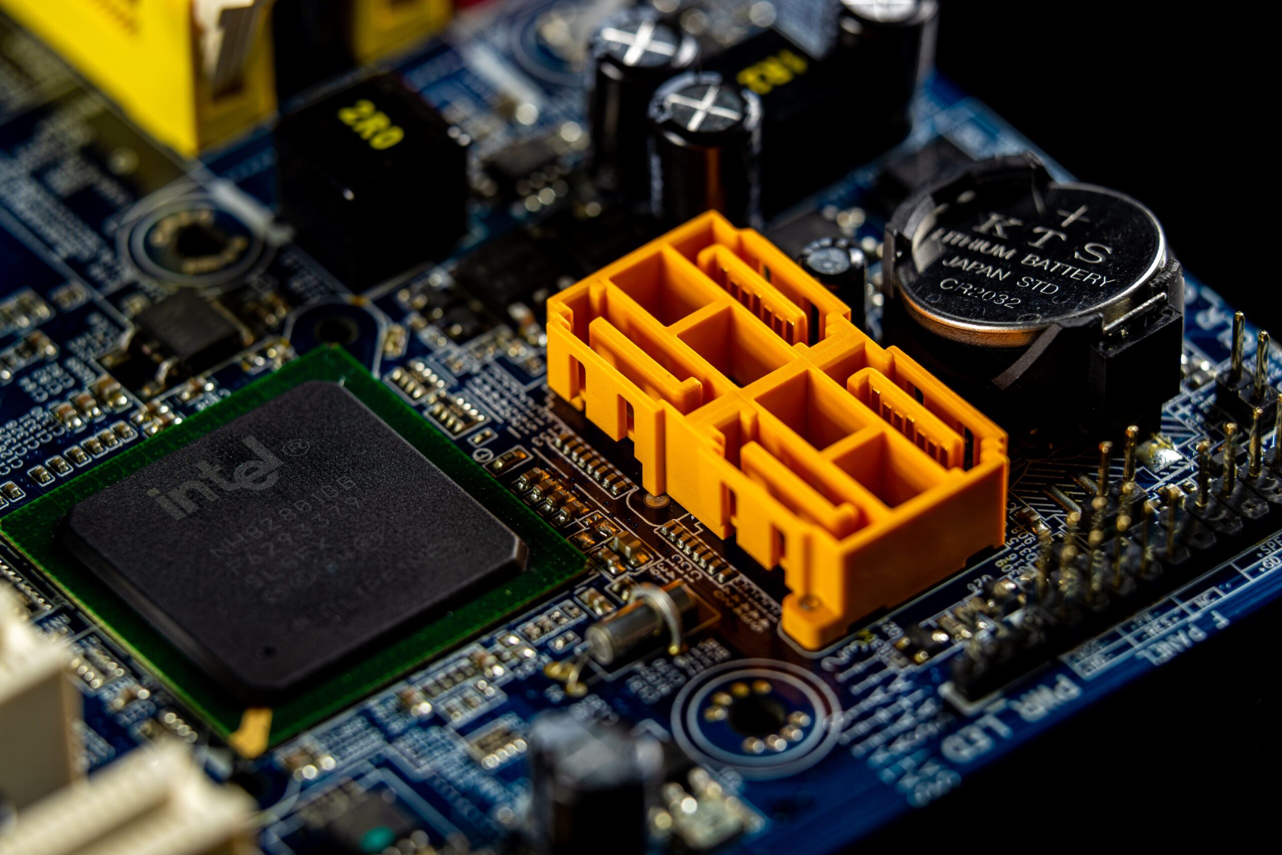 Vista detallada de una placa base con un microprocesador Intel, ilustrando el núcleo del hardware del PC.