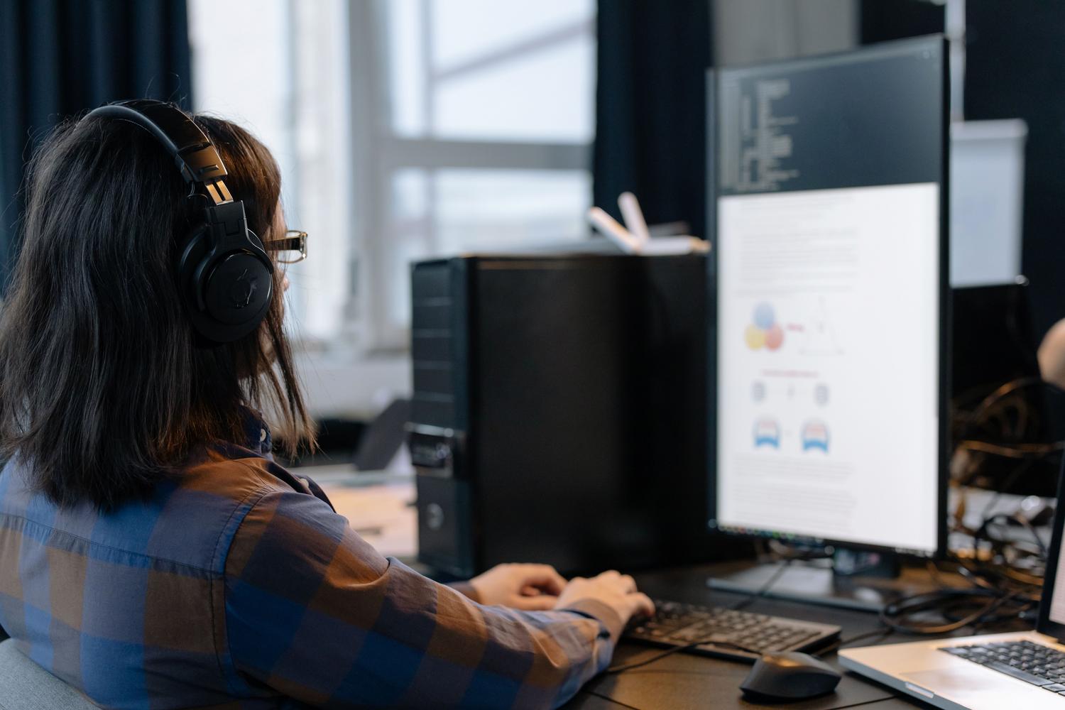 Profesional de tecnología supervisando sistemas inteligentes y flujos de datos en una oficina moderna.