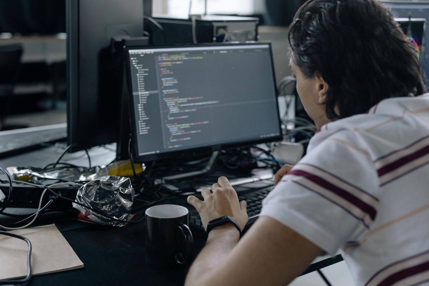 Especialista en IT revisando código y procesos complejos, representando la supervisión humana indispensable sobre la IA.