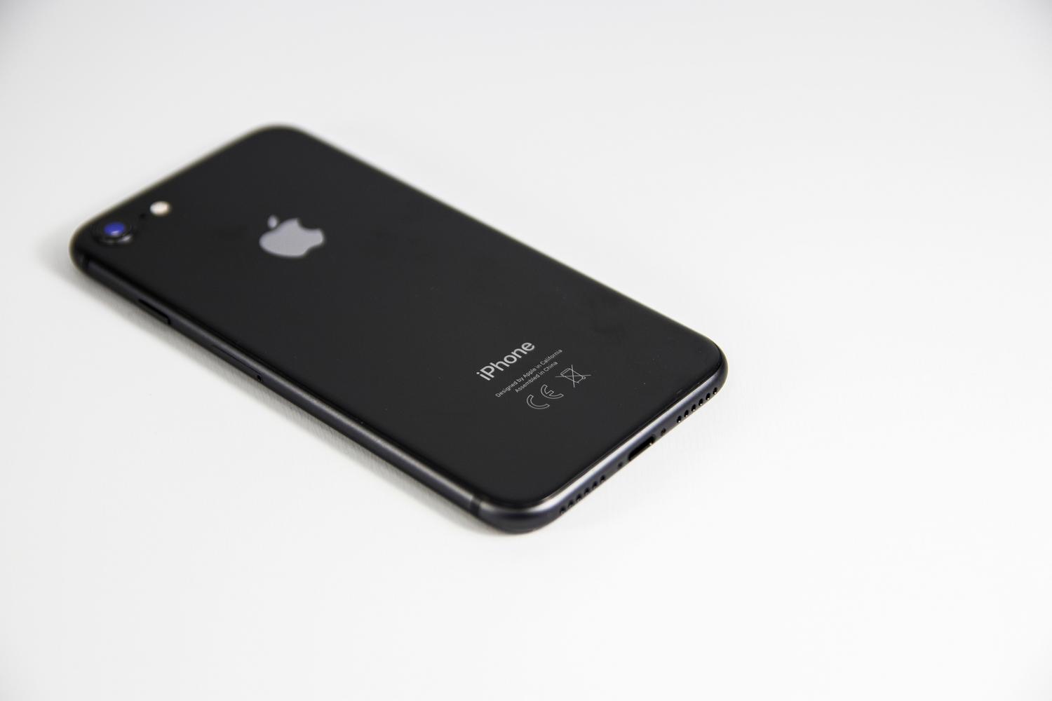 Smartphone negro sobre fondo blanco minimalista, simbolizando un sistema optimizado, limpio y con un funcionamiento ágil.