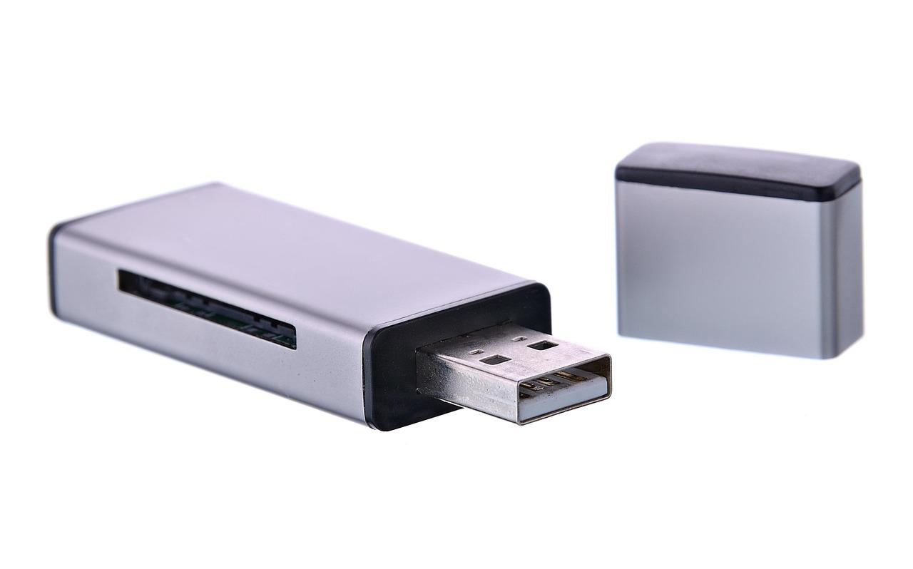 Memoria USB sobre fondo blanco, simbolizando el almacenamiento de datos y archivos digitales.