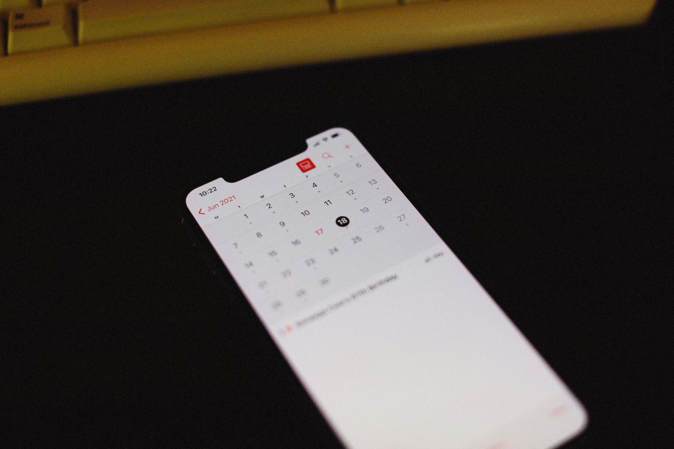 Primer plano de un smartphone con una aplicación de calendario abierta, herramienta central para la organización digital.