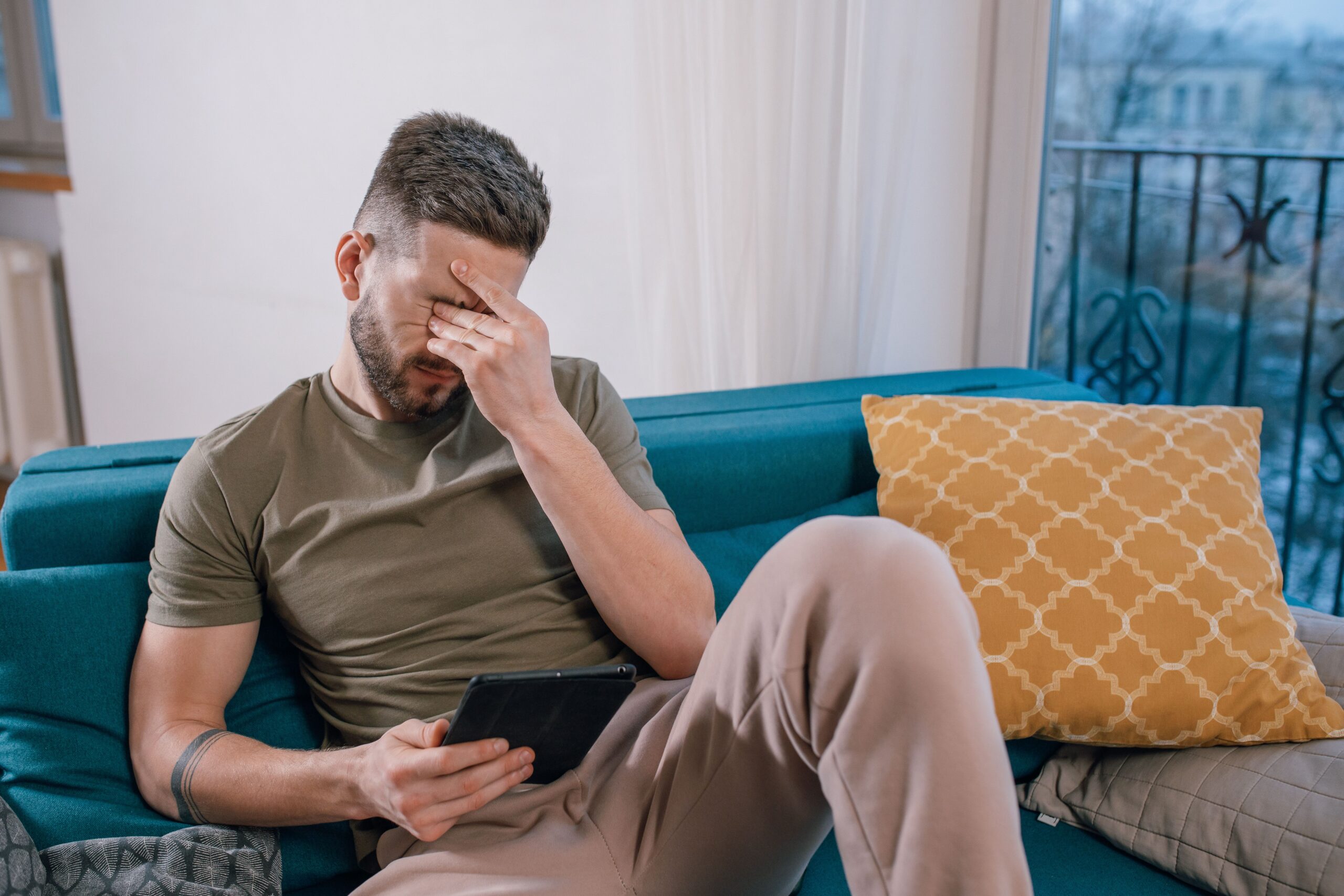 Hombre frustrado usando una tablet, ejemplificando el problema de los eventos que no aparecen en dispositivos móviles.