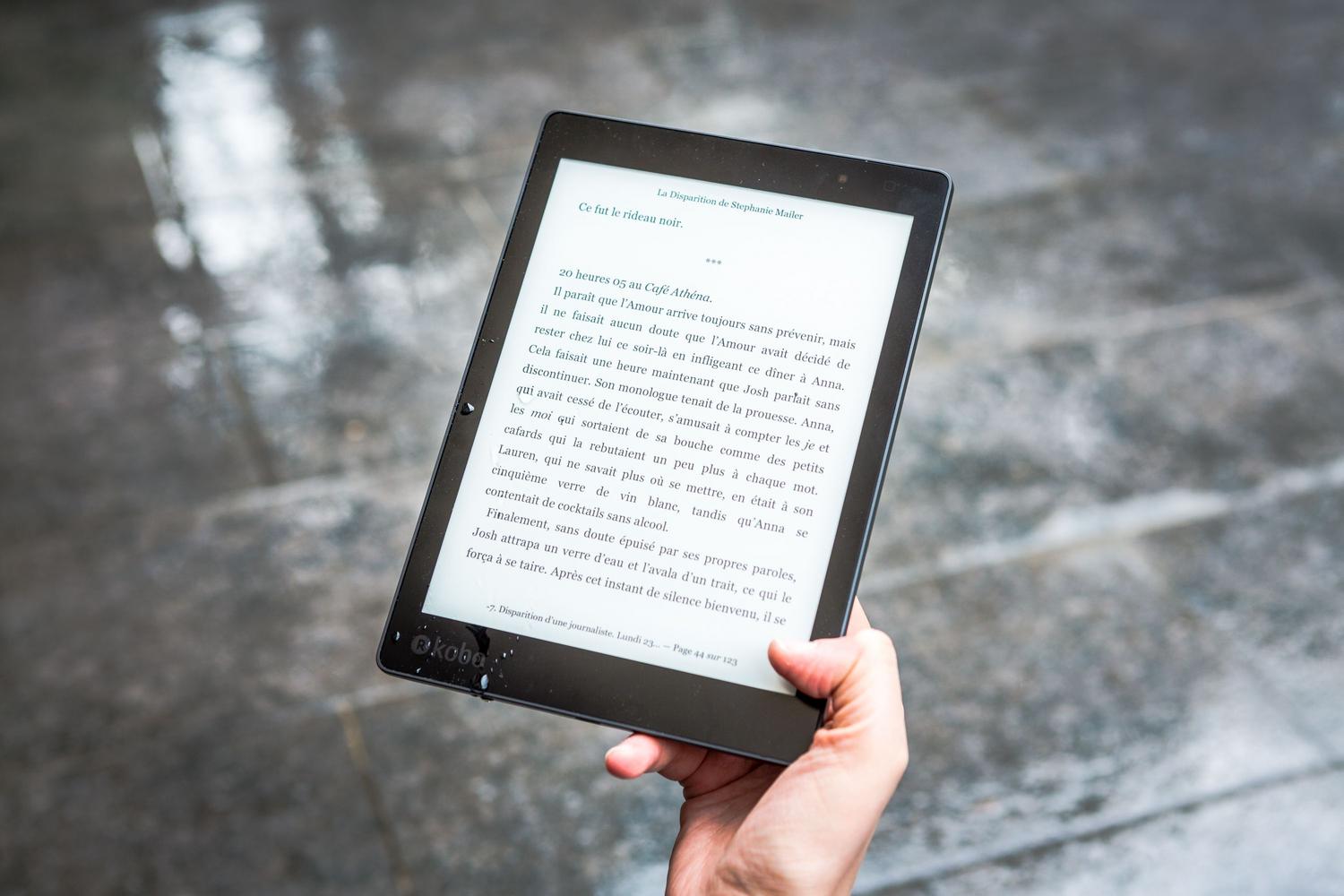 Lector de libros electrónicos digitales, ilustrando la capacidad de SumatraPDF para leer formatos EPUB y MOBI.
