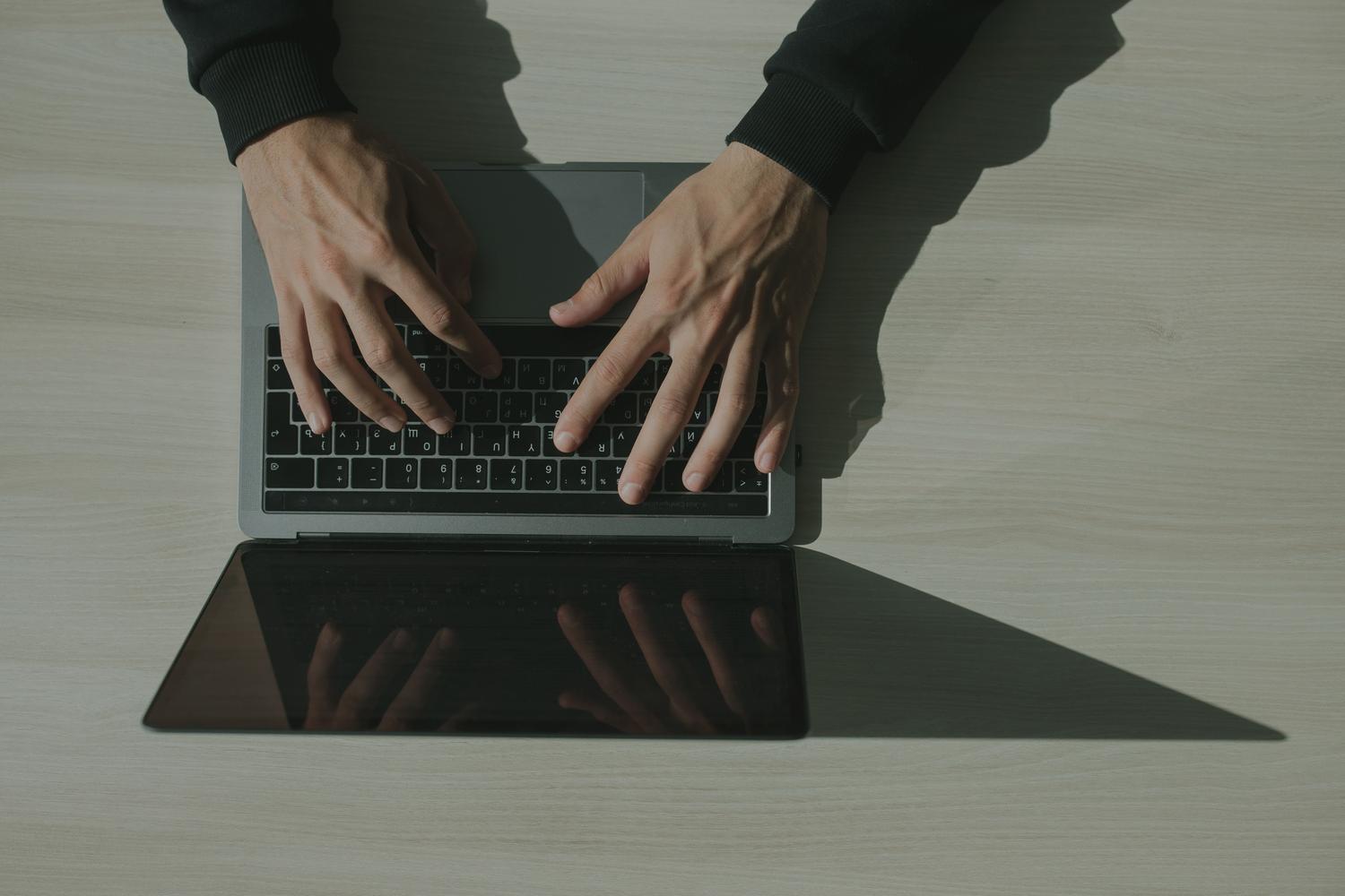 Persona trabajando en un ordenador portátil, ideal para ilustrar la configuración de software de seguridad.