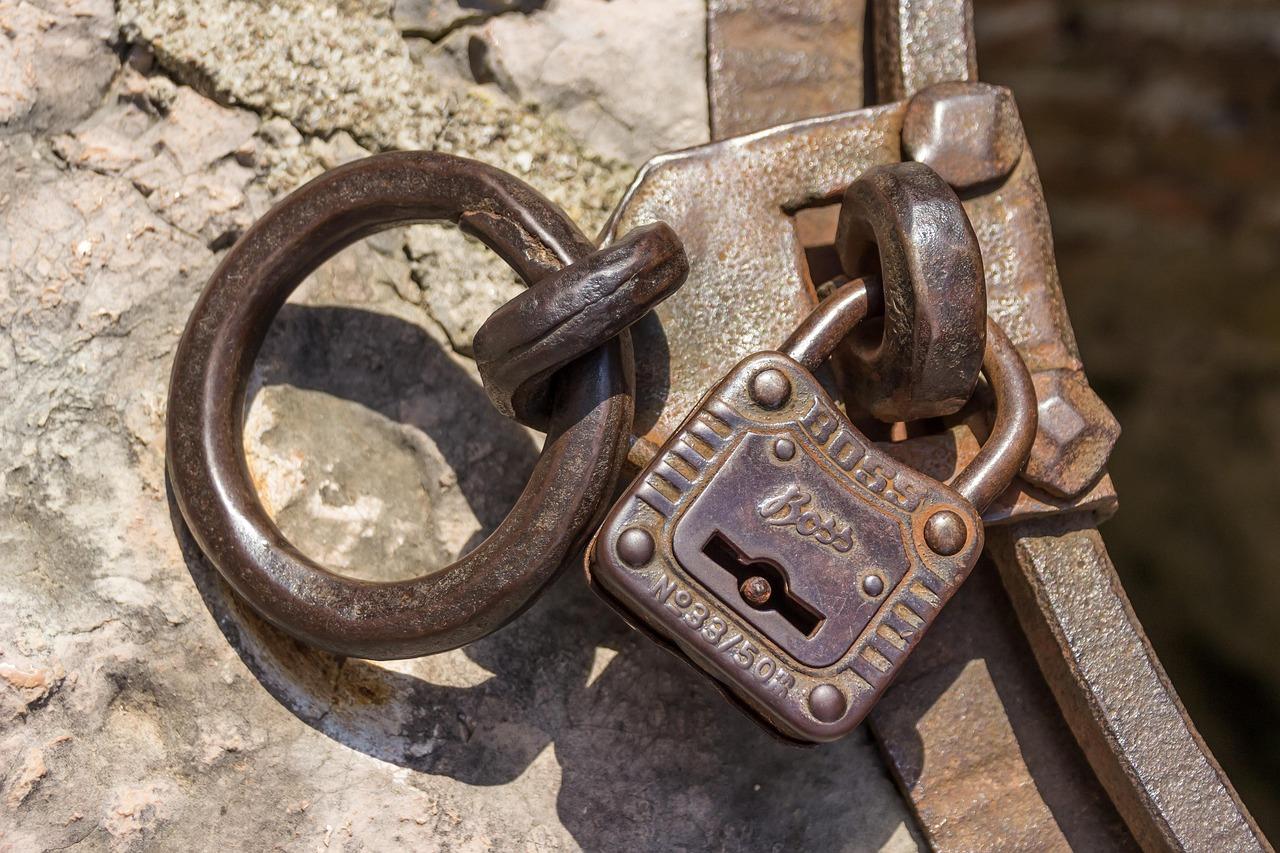 Candado de metal cerrado, simbolizando la protección de claves privadas y el cifrado PGP.