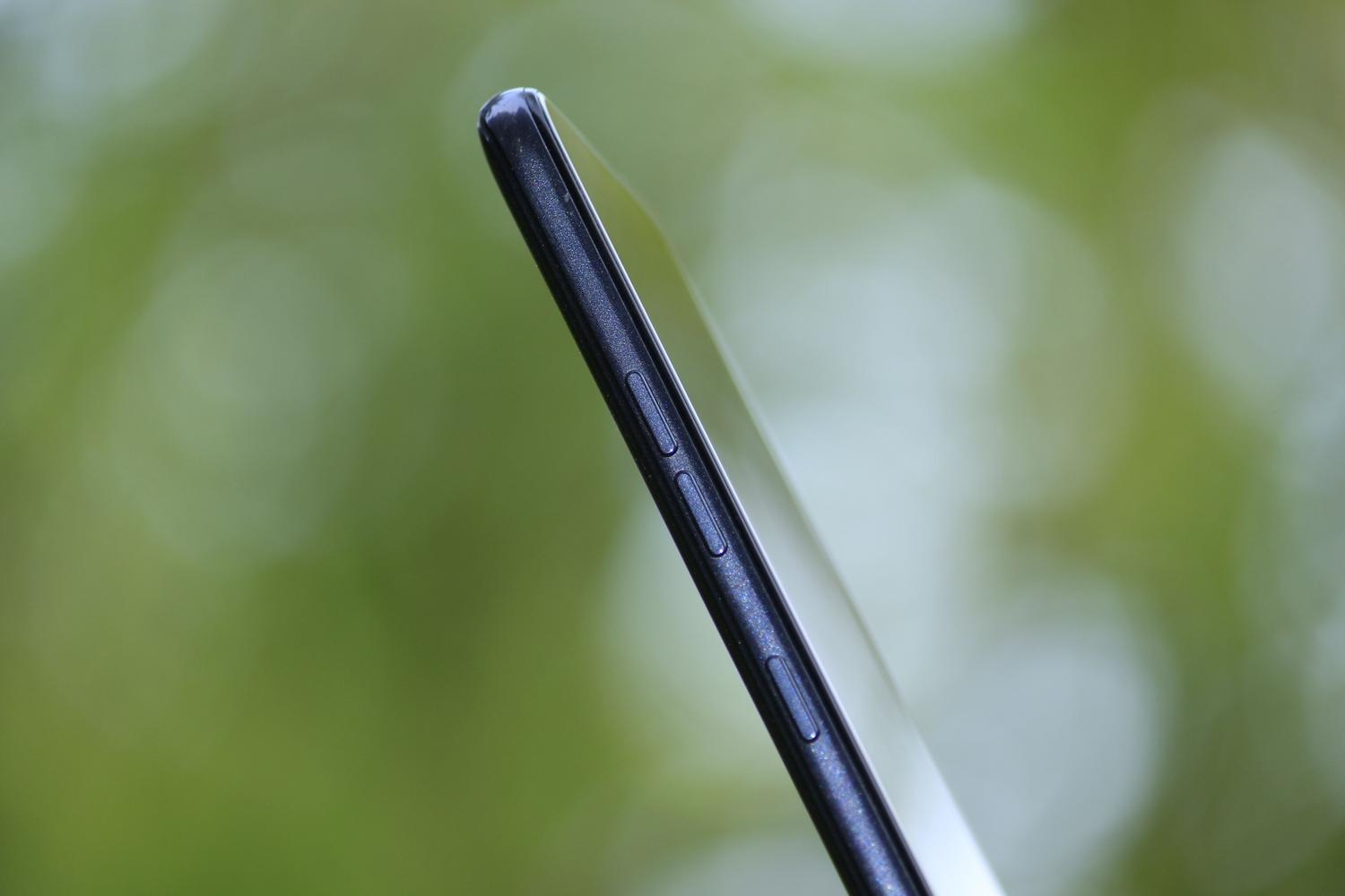 Primer plano de los botones laterales de un smartphone para realizar un reinicio forzado