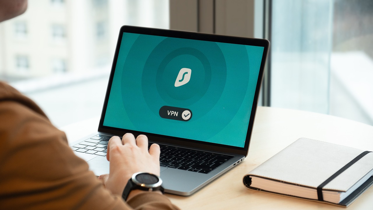 Portátil con conexión VPN activa en una oficina moderna, simbolizando la seguridad y protección de datos.