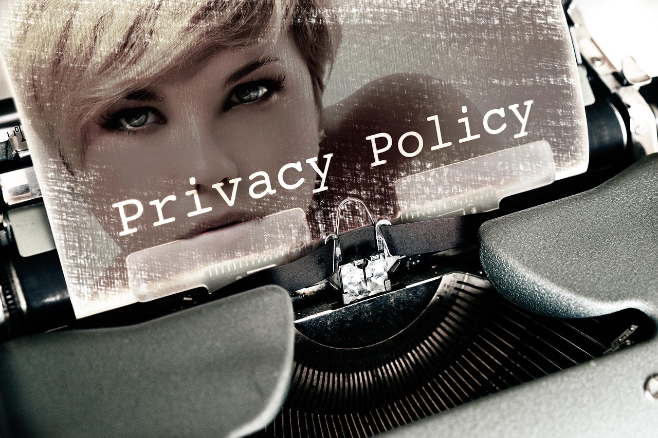 Imagen conceptual de una política de privacidad sobre una máquina de escribir vintage con la silueta de una persona.