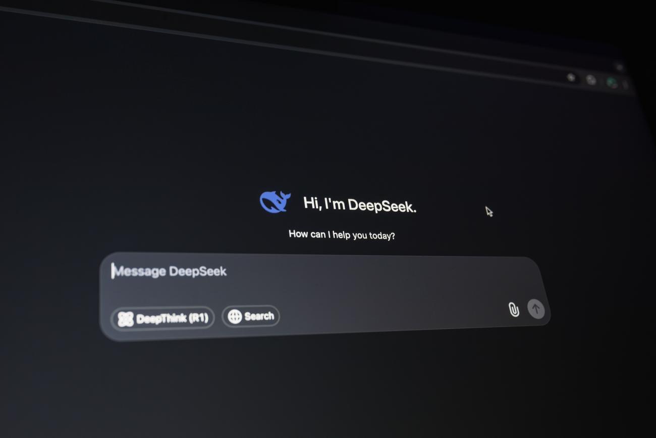 Primer plano de un monitor de ordenador mostrando una interfaz de prompts de IA moderna en modo oscuro.