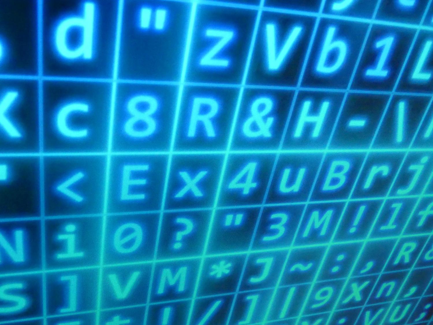 Matriz de código digital azul brillante que representa la ciberseguridad y la protección de datos críticos.