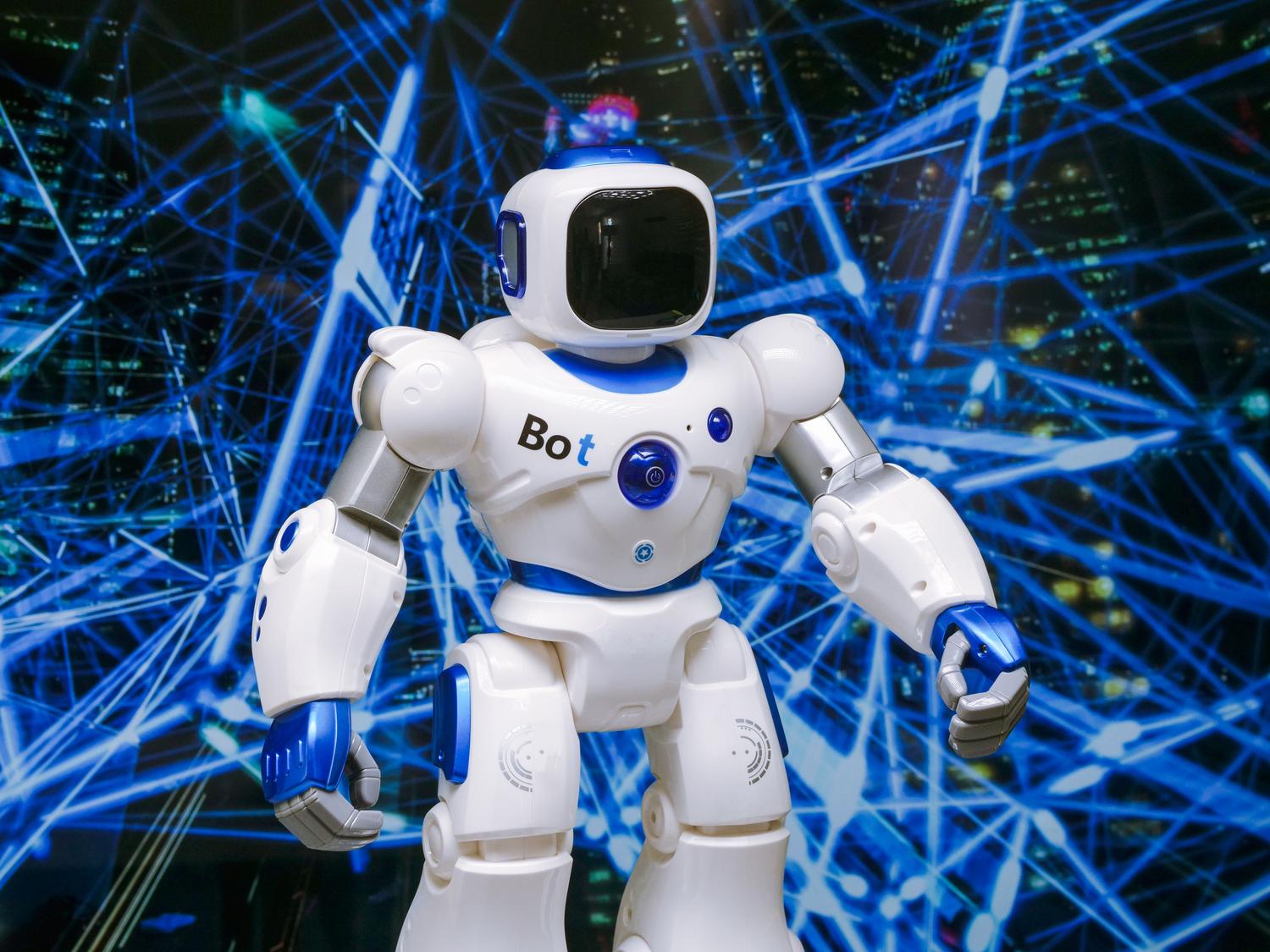 Robot humanoide avanzado integrado en una red digital azul, representando la IA agéntica y la autonomía tecnológica.