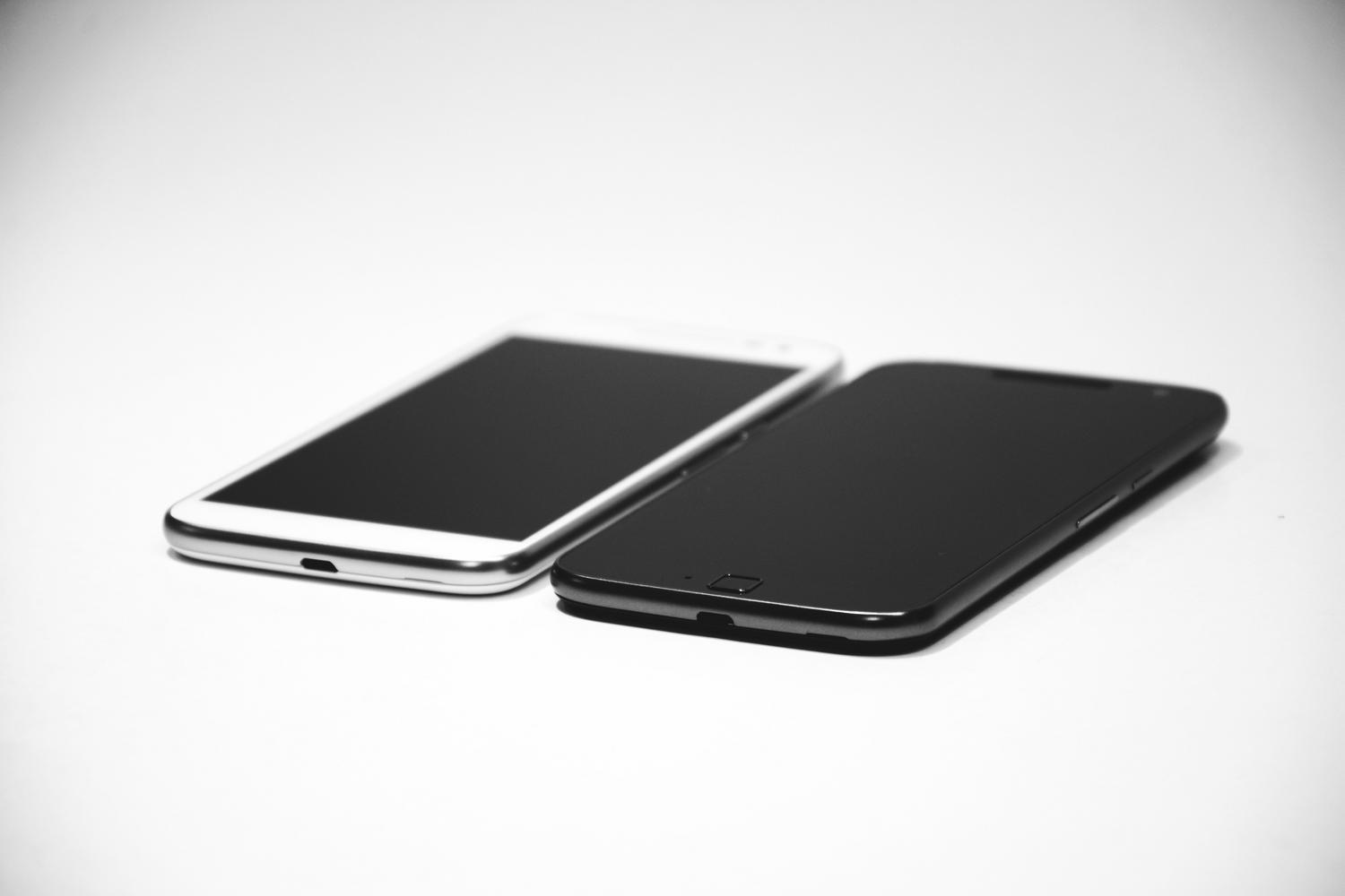 Dos smartphones modernos sobre un fondo blanco, ilustrando los dispositivos de consumo que sufrirán el encarecimiento.