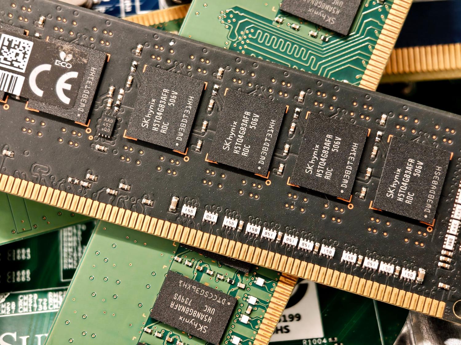 Primer plano de módulos de memoria RAM con chips SK Hynix, componentes críticos afectados por la demanda de IA.