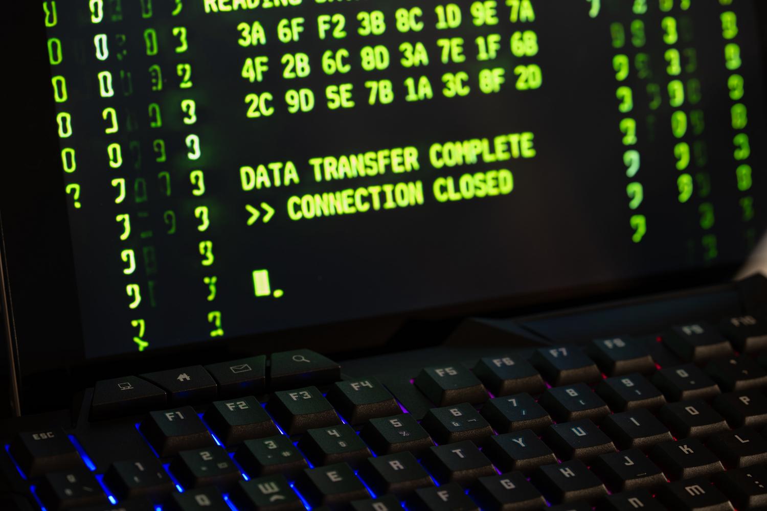 Pantalla de ordenador mostrando un mensaje de transferencia de datos completada, representando el proceso de sincronización P2P.
