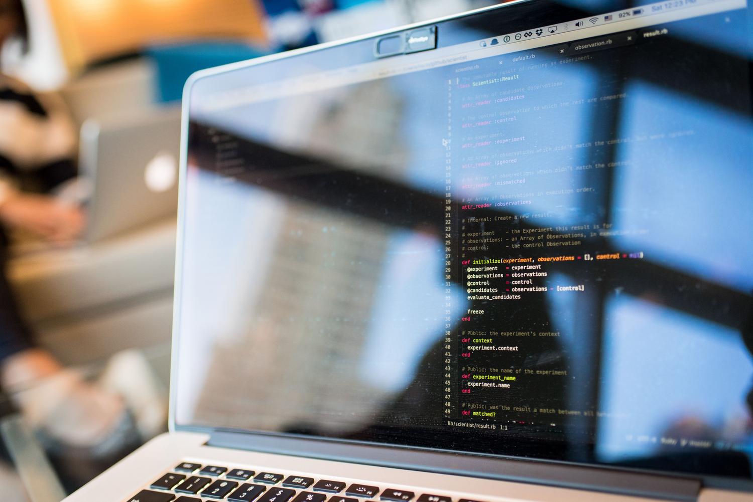 Primer plano de código fuente en un editor moderno, simbolizando las buenas prácticas de programación segura.