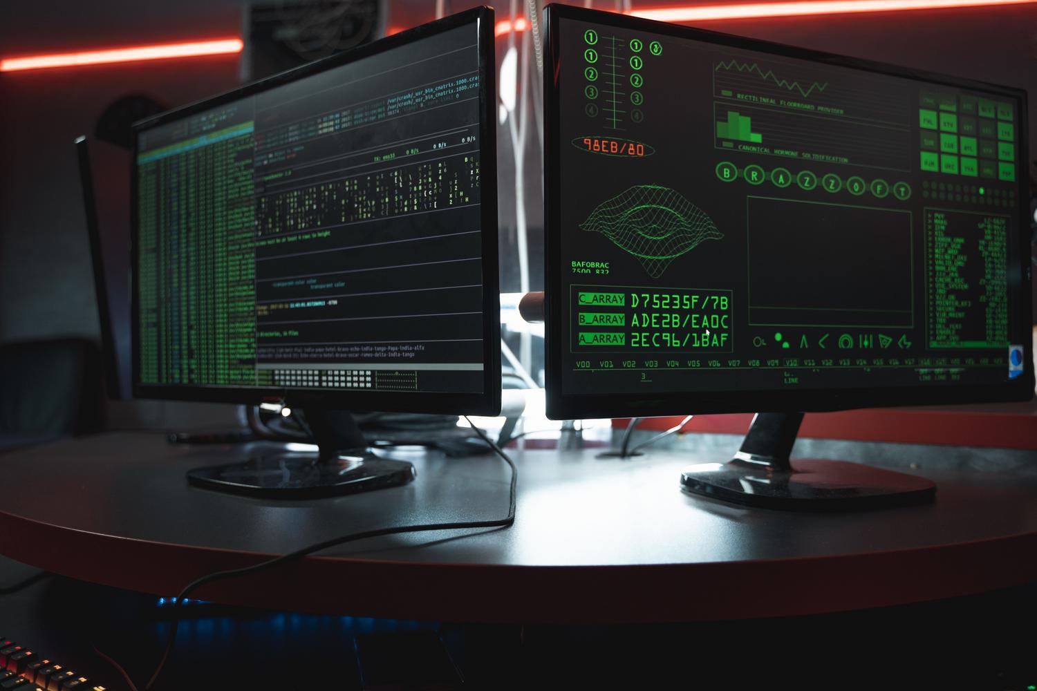 Estación de trabajo de seguridad con terminal de comandos y panel de monitoreo avanzado en un entorno oscuro.