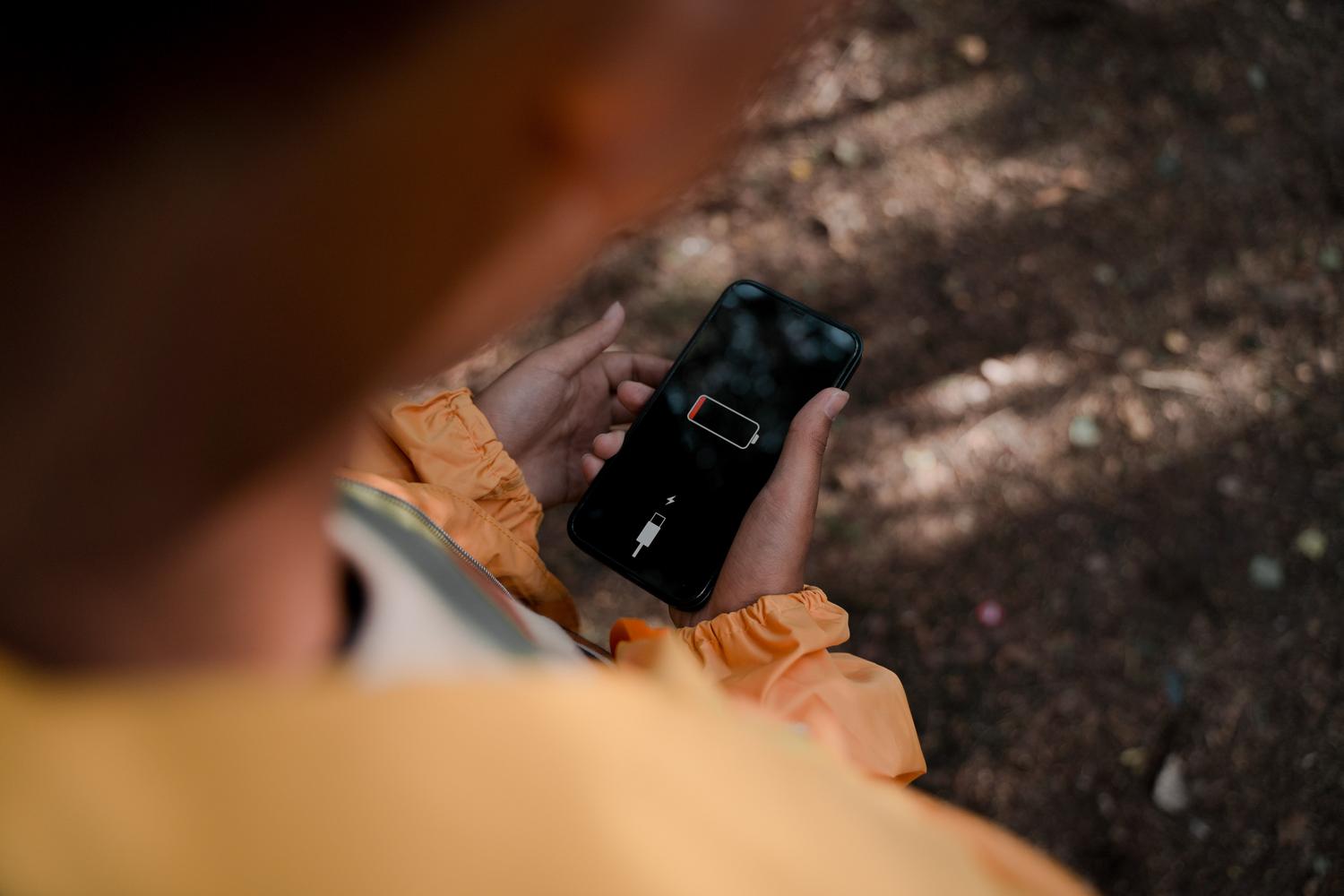 Smartphone con batería baja, iluminando el motivo por el cual el sistema cierra procesos para ahorrar energía.