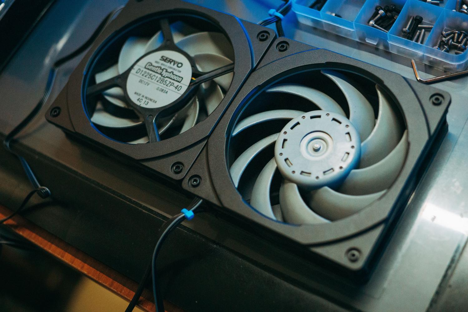 Primer plano de ventiladores de refrigeración de computadora, perfecto para ilustrar el monitoreo de RPM y revoluciones.