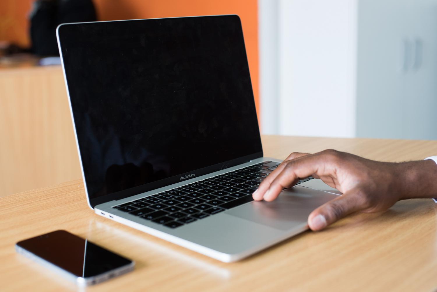 Espacio de trabajo profesional con un MacBook Pro, ideal para usuarios de macOS que monitorean su sistema.