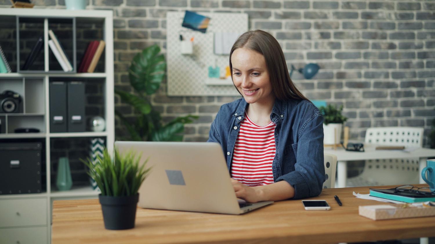 Espacio de trabajo digital moderno, limpio y organizado, reflejando la eficiencia y el orden profesional.