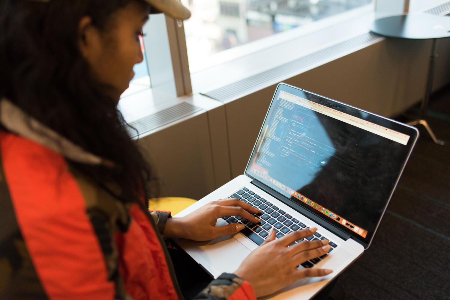 Una persona concentrada programando en su portátil, representando al usuario avanzado de automatizaciones de Apple.