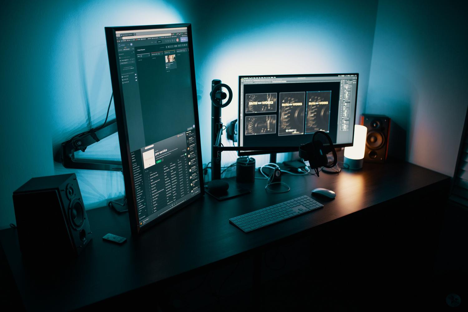 Espacio de trabajo tecnológico moderno con monitores duales y retroiluminación azul cian.