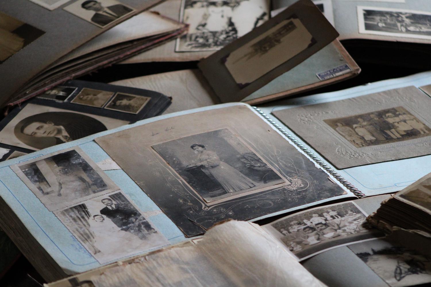 Álbumes de fotografías antiguas en blanco y negro ideales para procesos de digitalización.