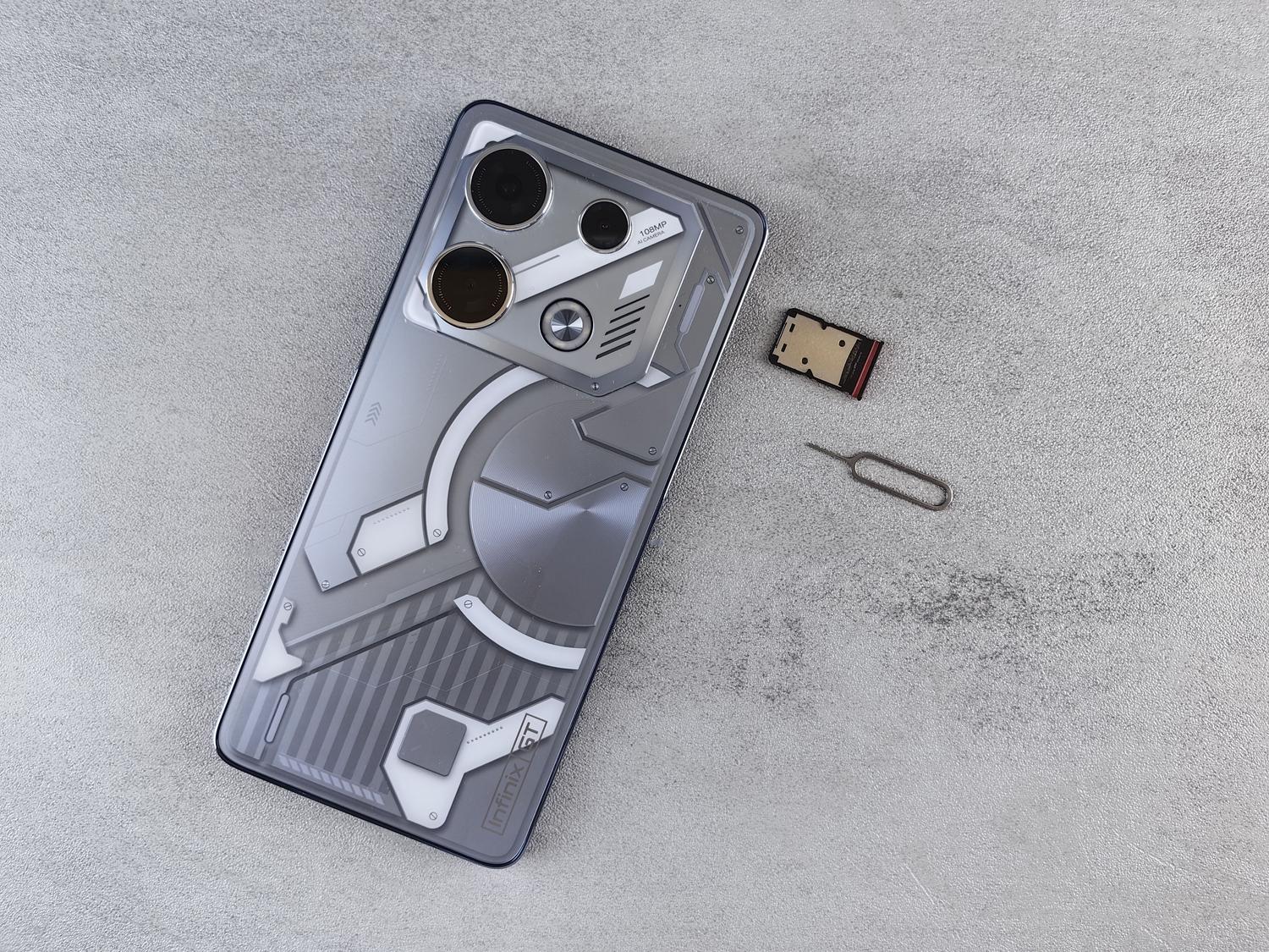 Detalle de una tarjeta SIM y la herramienta de extracción junto a un teléfono móvil moderno Detalle de una tarjeta SIM y la herramienta de extracción junto a un teléfono móvil moderno