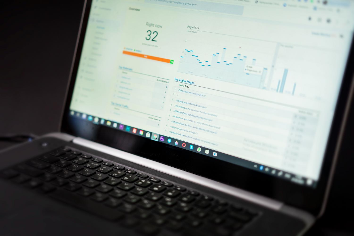 Primer plano de un portátil con un panel de análisis de datos en tiempo real, evocando la funcionalidad de análisis profundo de Mission Center.
