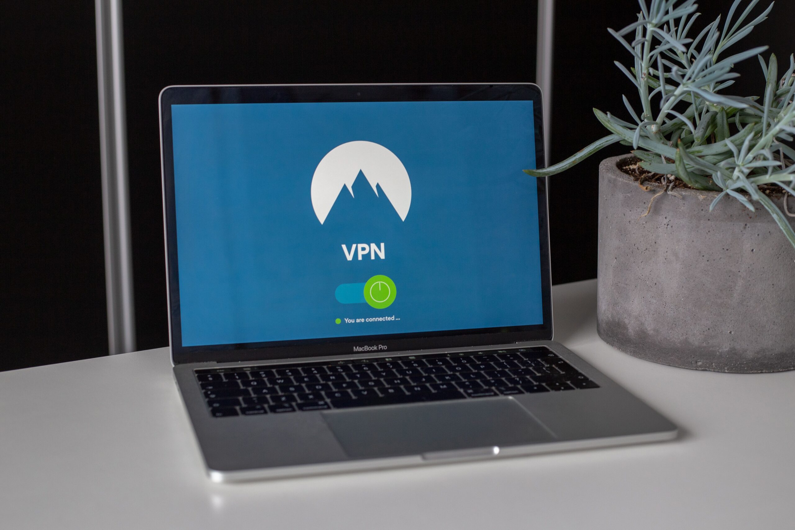 Pantalla de ordenador portátil mostrando una conexión VPN activa para navegación segura.