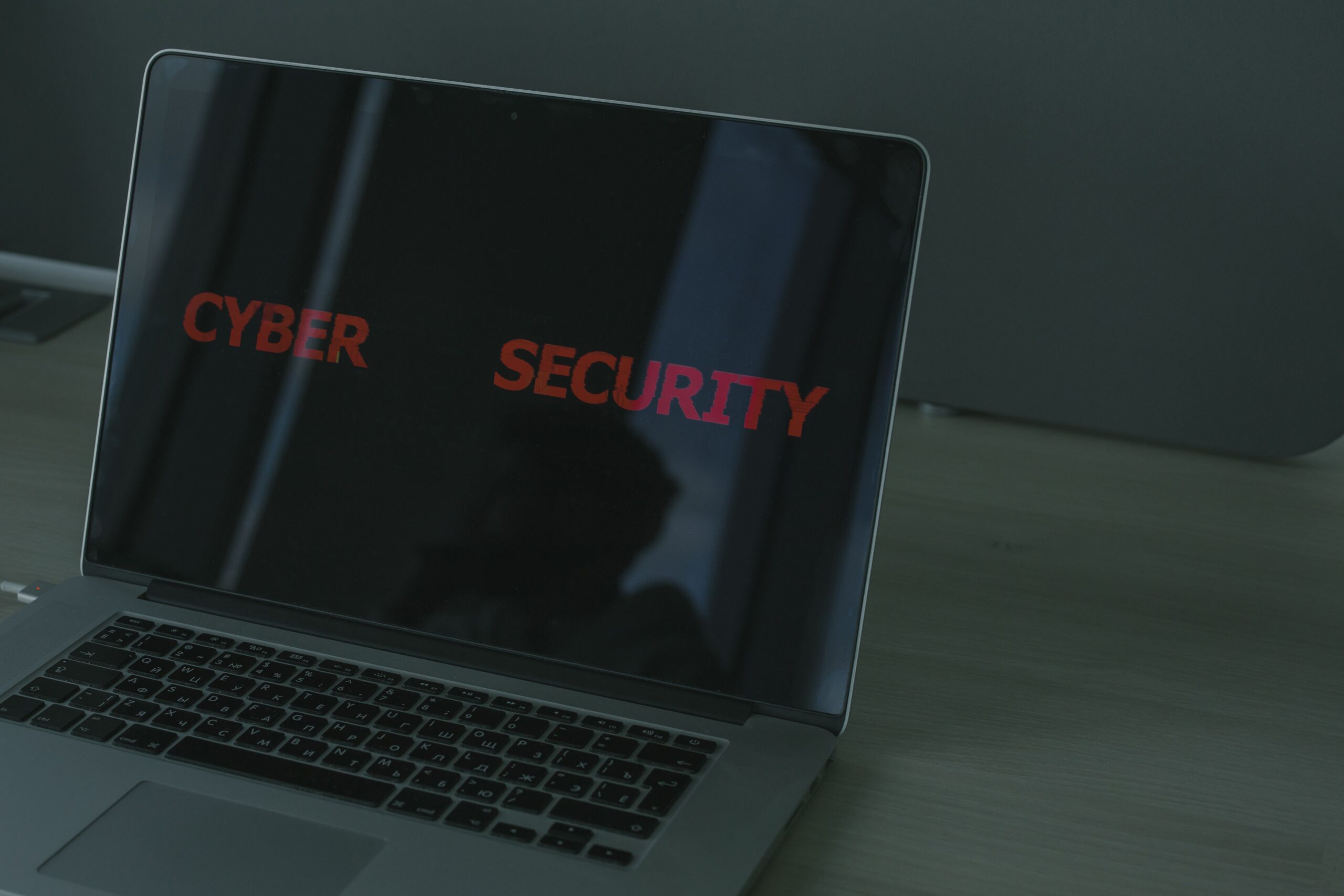 Primer plano de un portátil con el texto 'Cyber Security' destacando la importancia de la seguridad digital.