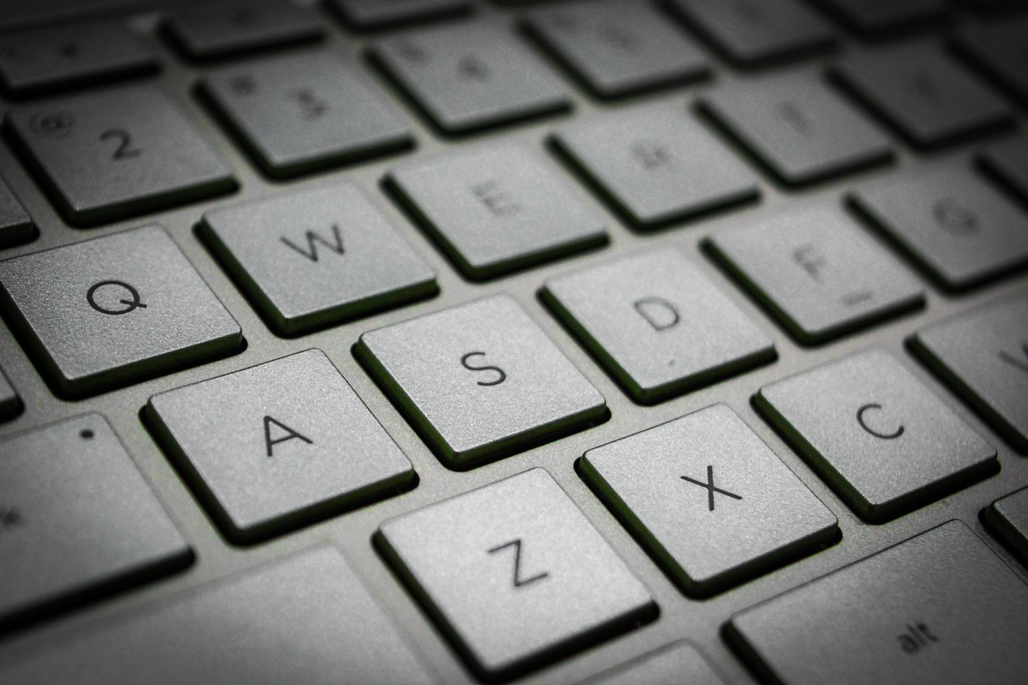 Primer plano de un teclado moderno, ideal para ilustrar atajos de teclado y comandos de Windows 11.