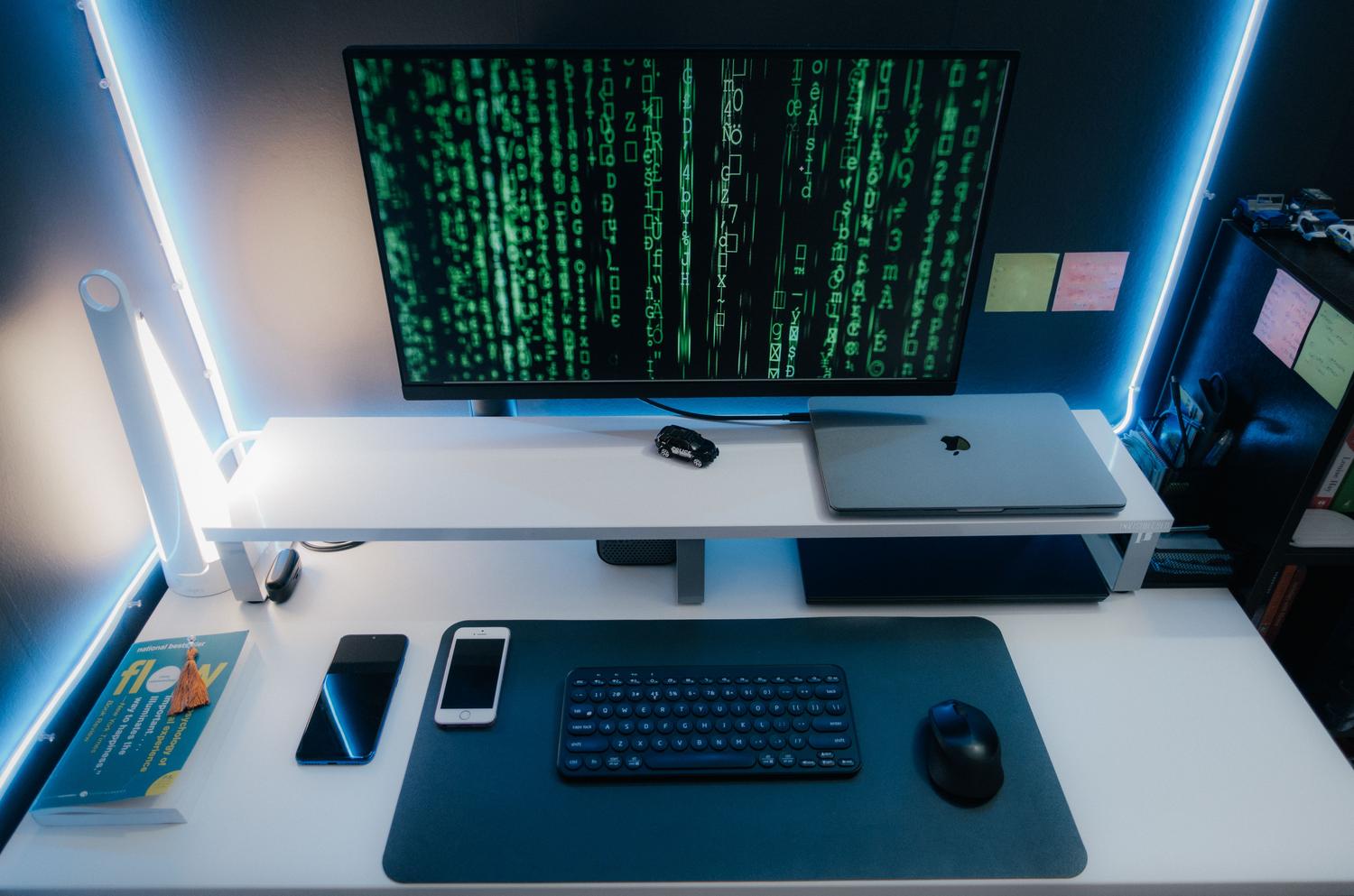 Vista cenital de un entorno de trabajo técnico con pantallas de código, ilustrando el uso de herramientas avanzadas de diagnóstico.