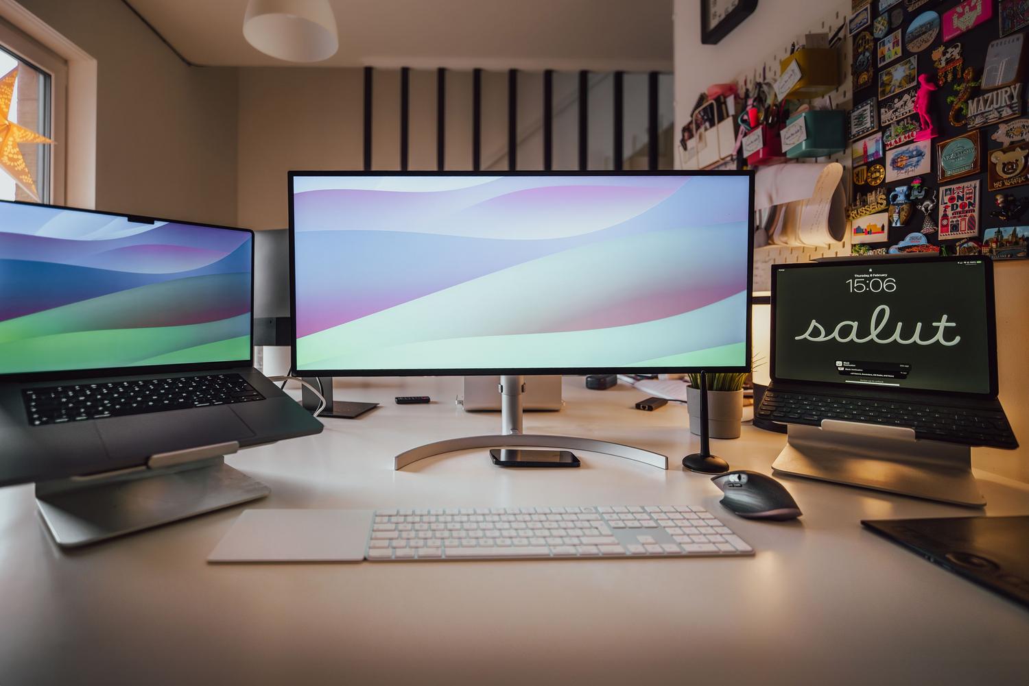 Espacio de trabajo avanzado con múltiples monitores, representando la configuración profunda de Windows 11.