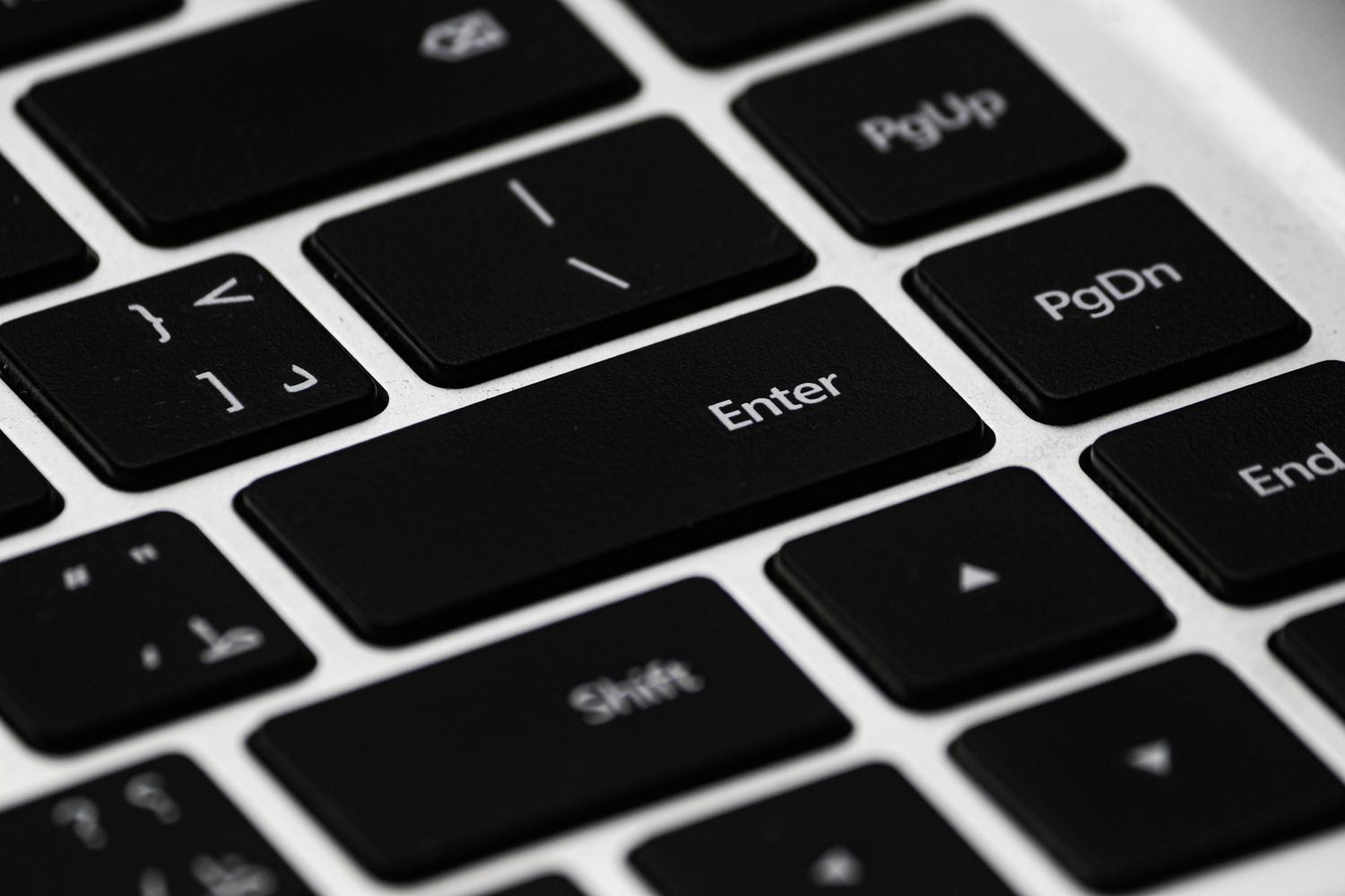 Detalle de un teclado de portátil moderno, asociado a la instalación de drivers y optimización del sistema.