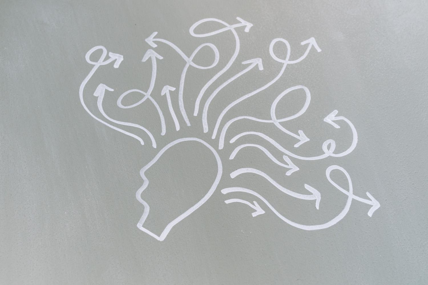 Dibujo abstracto de una silueta humana con flechas divergentes que representan el proceso de externalizar pensamientos y crear un sistema de pensamiento vivo.