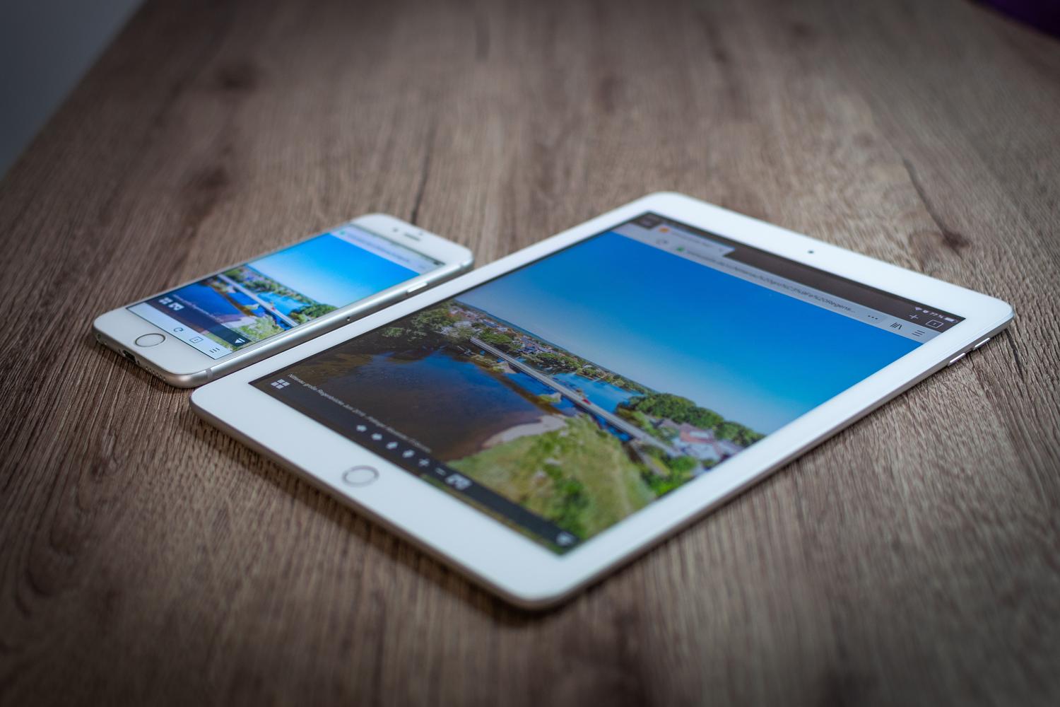 iPad e iPhone mostrando la misma fotografía de un paisaje, ilustrando la sincronización y el intercambio de archivos.