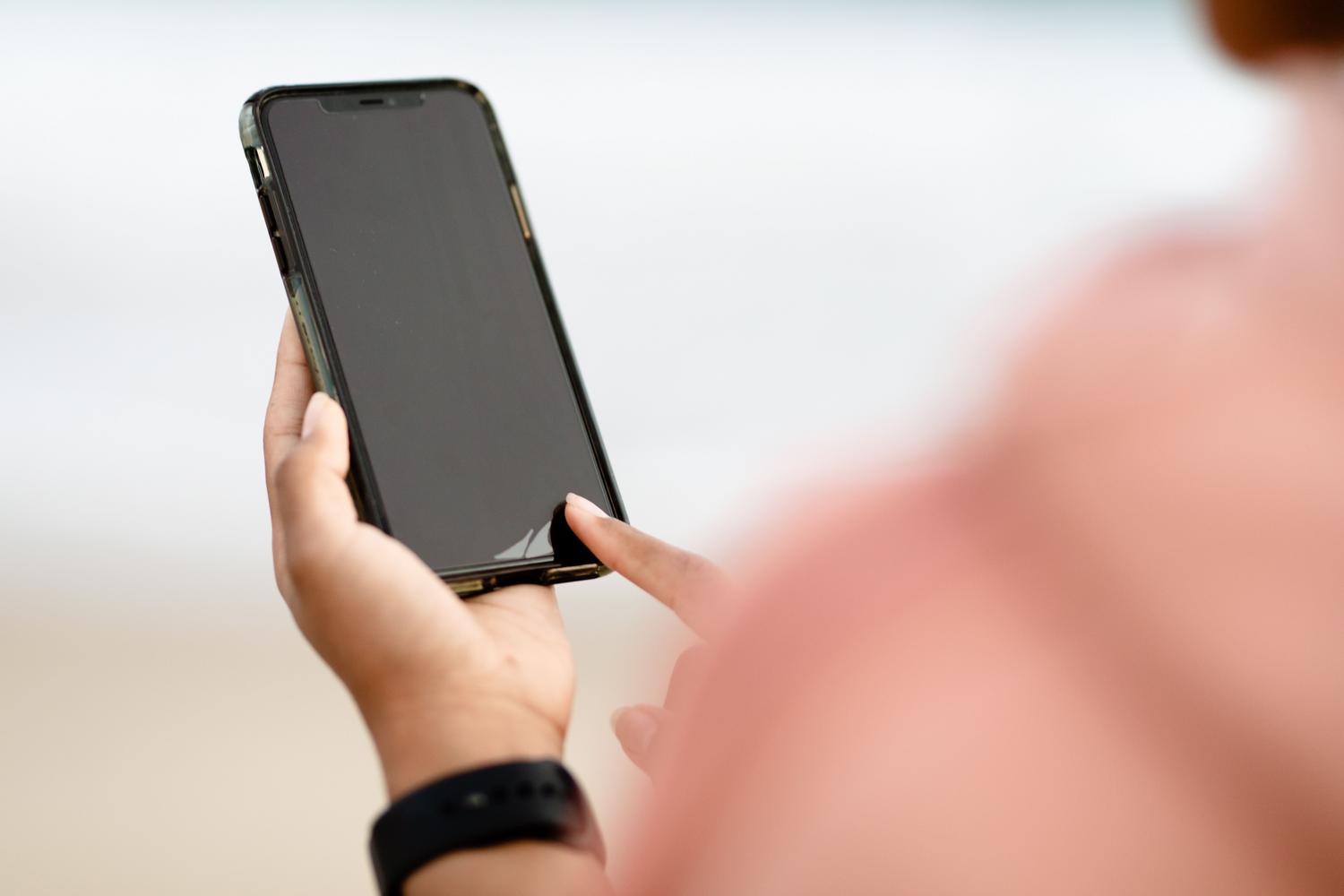 Primer plano de una mano interactuando con la pantalla de un smartphone, representando el proceso de gestión de archivos y uso de aplicaciones como Google Files.