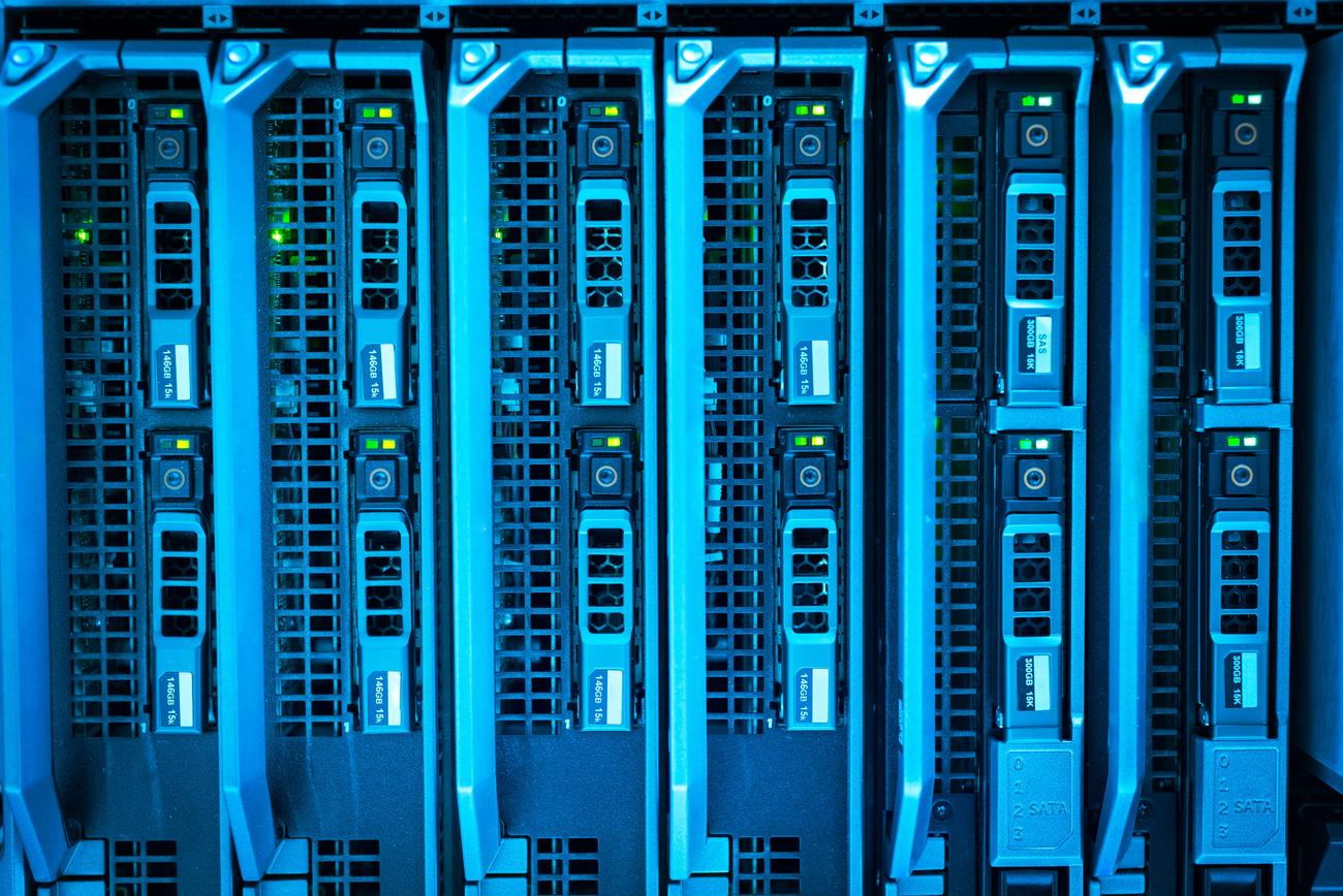 Infraestructura de servidores modernos con luces azules, representando la complejidad técnica de los activos digitales.