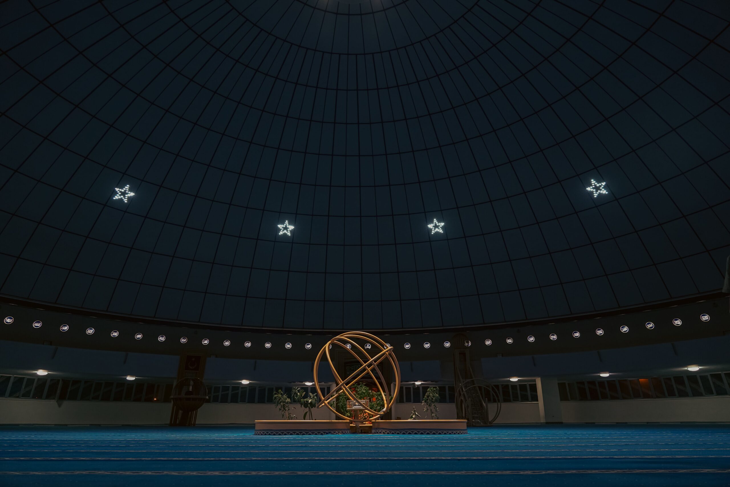 Interior de un domo planetario con proyección hemisférica, ilustrando la tecnología IMAX Dome y la inmersión total de 180 grados.