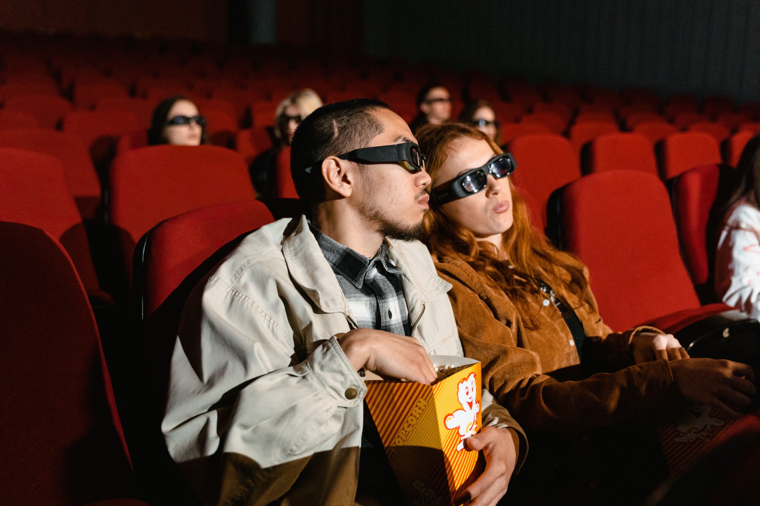 Pareja utilizando gafas 3D en una sala de cine para experimentar la profundidad y el volumen de la tecnología IMAX.