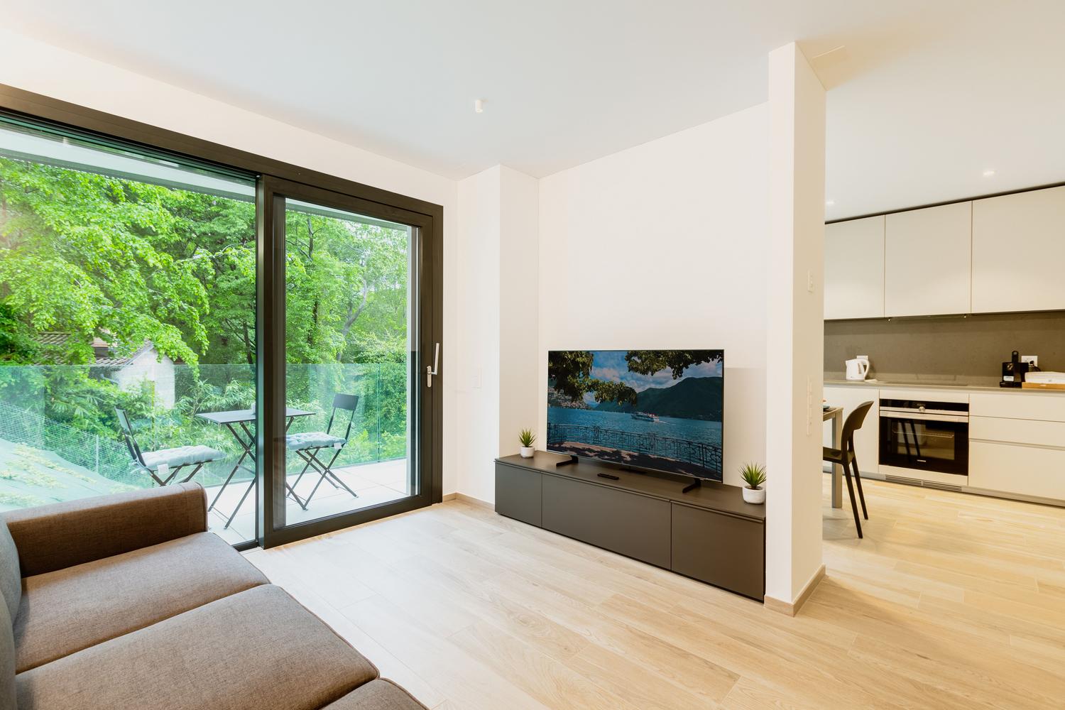 Ambiente acogedor de salón con televisión integrada, optimizado para la transmisión inalámbrica.