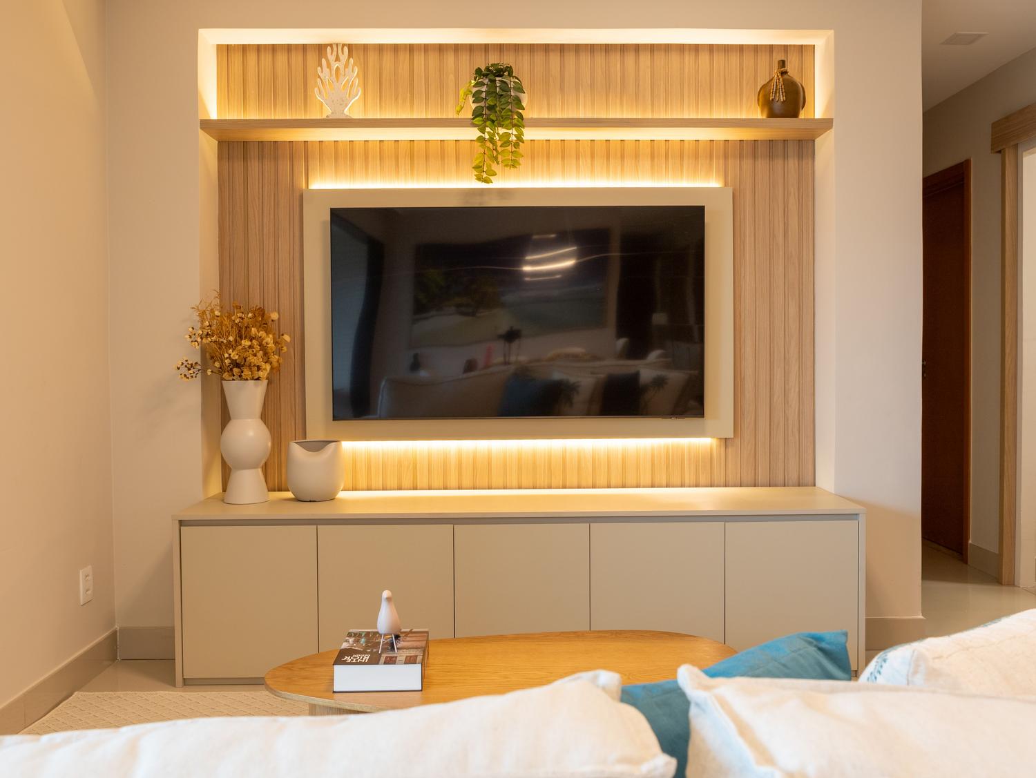 Sala de estar moderna con un televisor de pantalla plana, ideal para disfrutar de contenido multimedia.