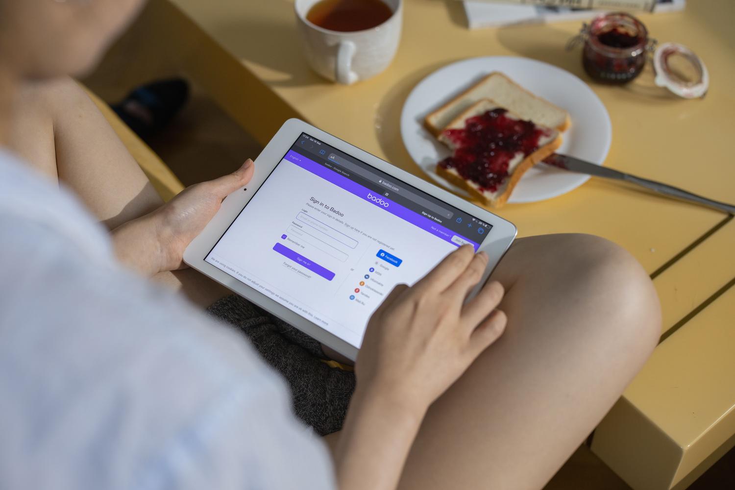 Uso de una tablet para gestionar la biblioteca de vídeos y la función de Compartir en casa.