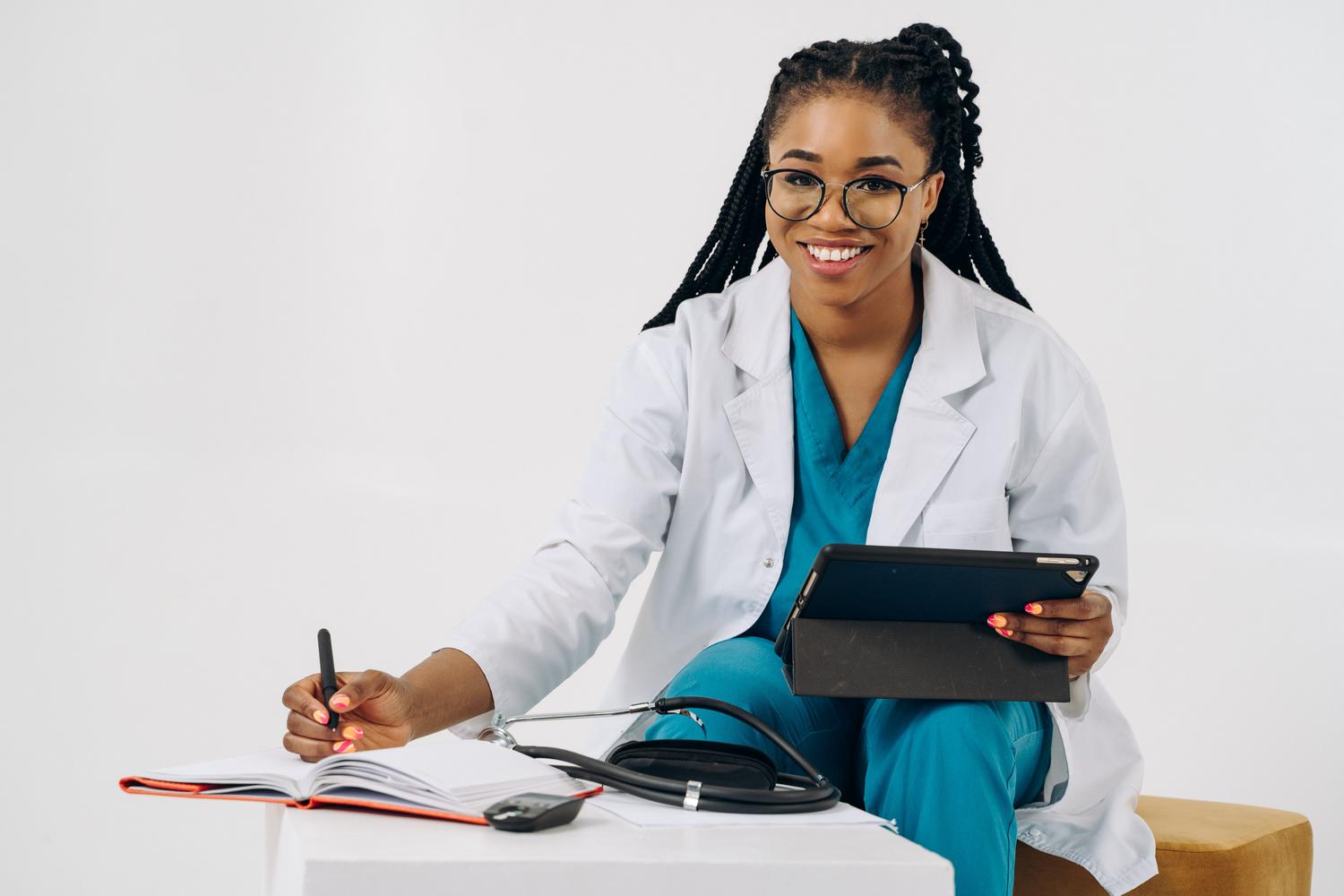 Doctora profesional utilizando una tablet para la gestión de datos clínicos en el hospital.