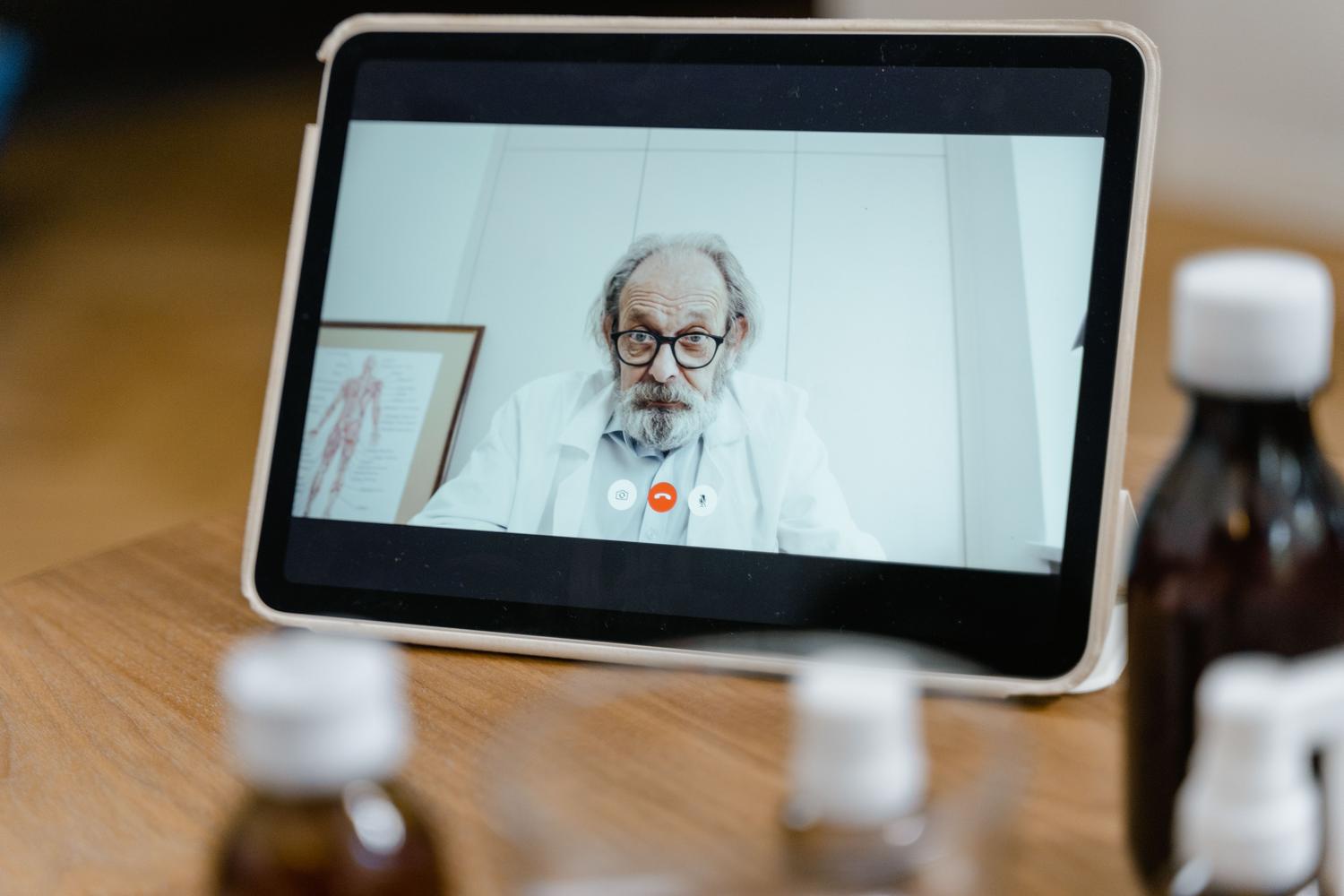 Consulta de telemedicina a través de una tableta digital con un médico profesional.